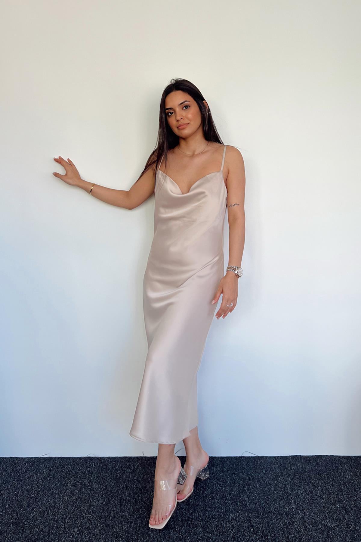 KLEID AUS REINEM SATIN