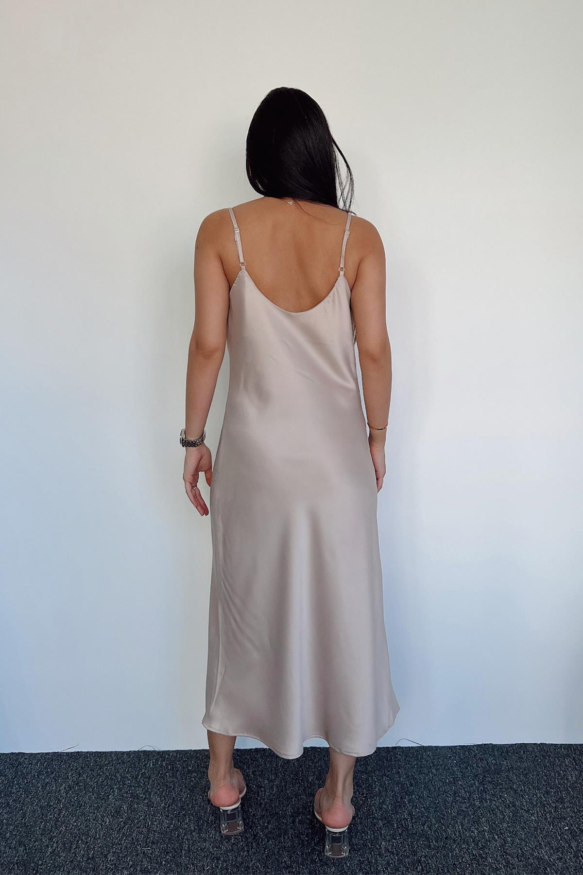 KLEID AUS REINEM SATIN