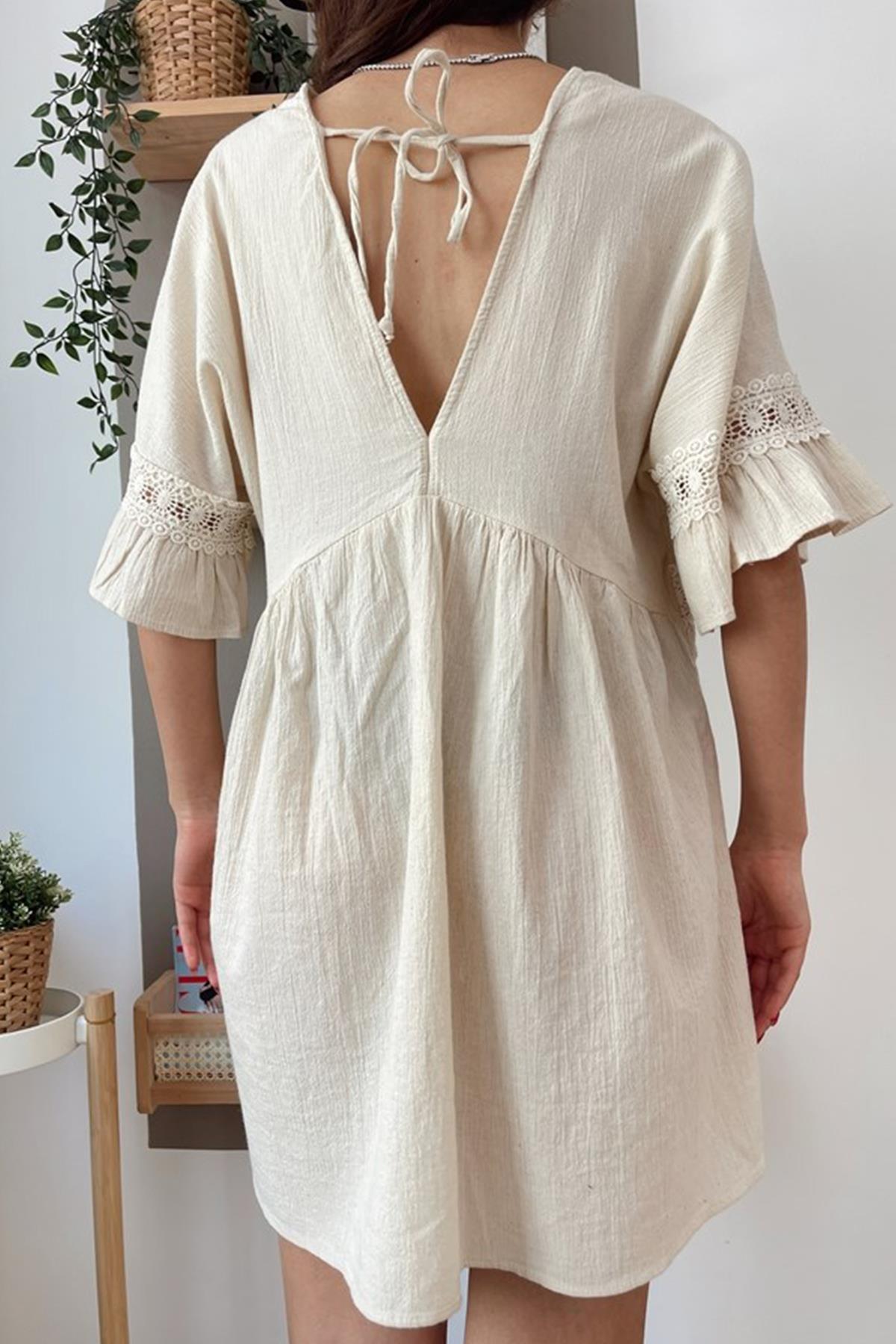 KLEID AUS SPITZE MIT DEM KRAGEN RÜCKEN