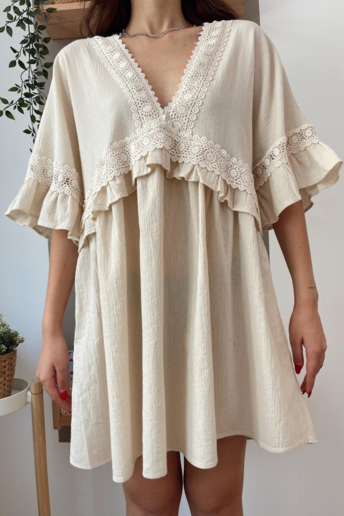 KLEID AUS SPITZE MIT DEM KRAGEN RÜCKEN