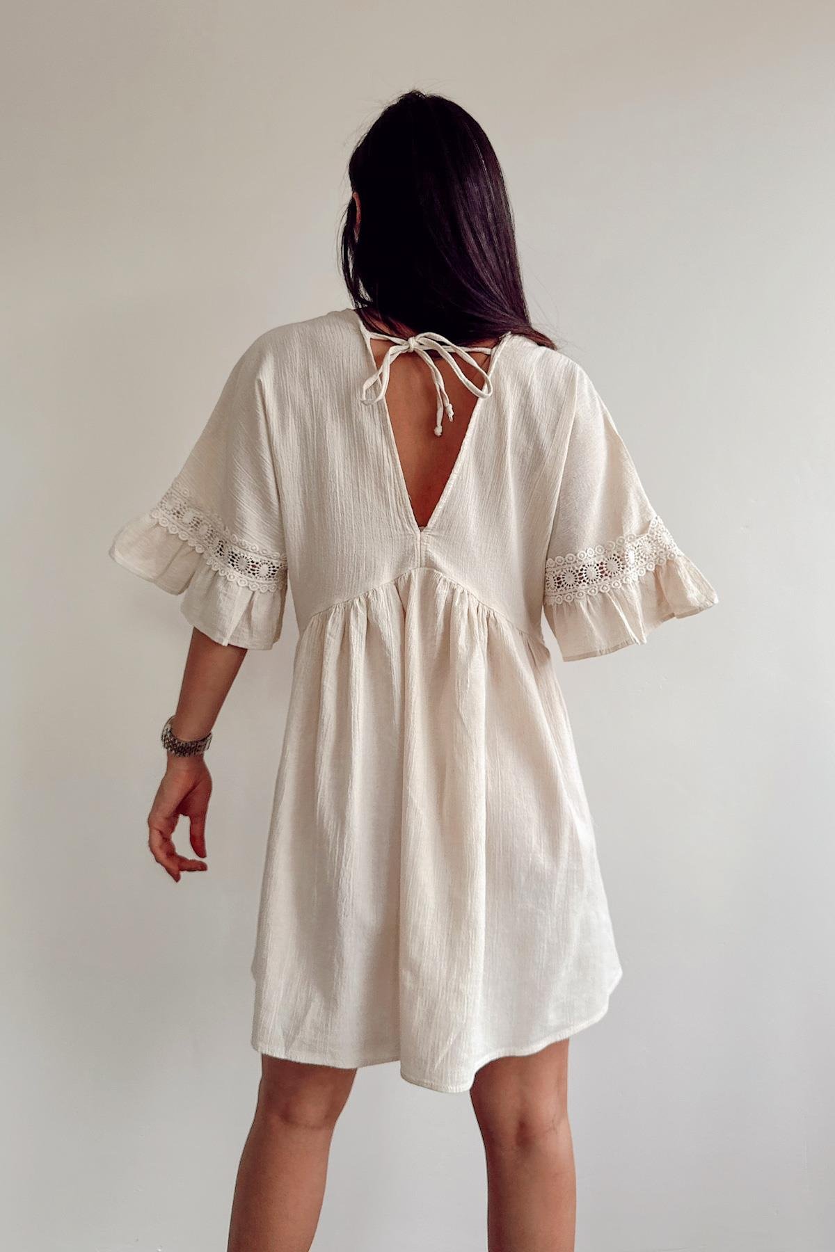 KLEID AUS SPITZE MIT DEM KRAGEN RÜCKEN