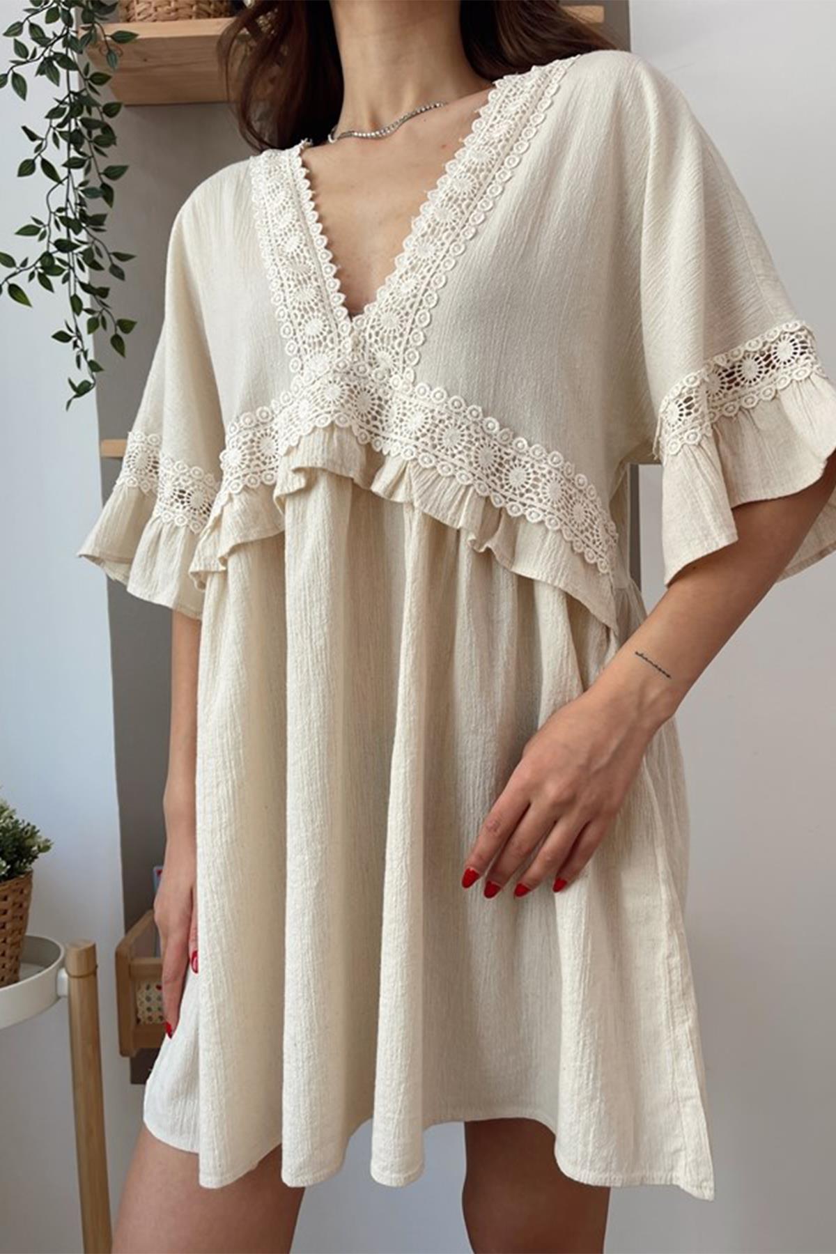 KLEID AUS SPITZE MIT DEM KRAGEN RÜCKEN