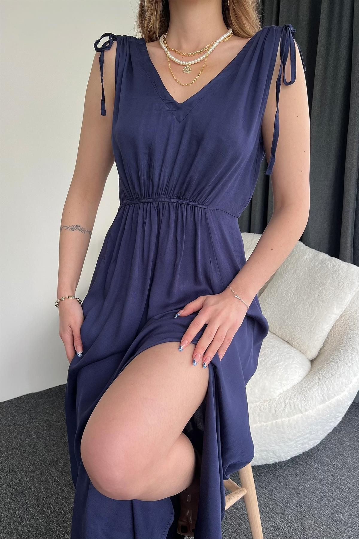 SIRT DEKOLTELİ YIRTMAÇLI ELBİSE LACİVERT