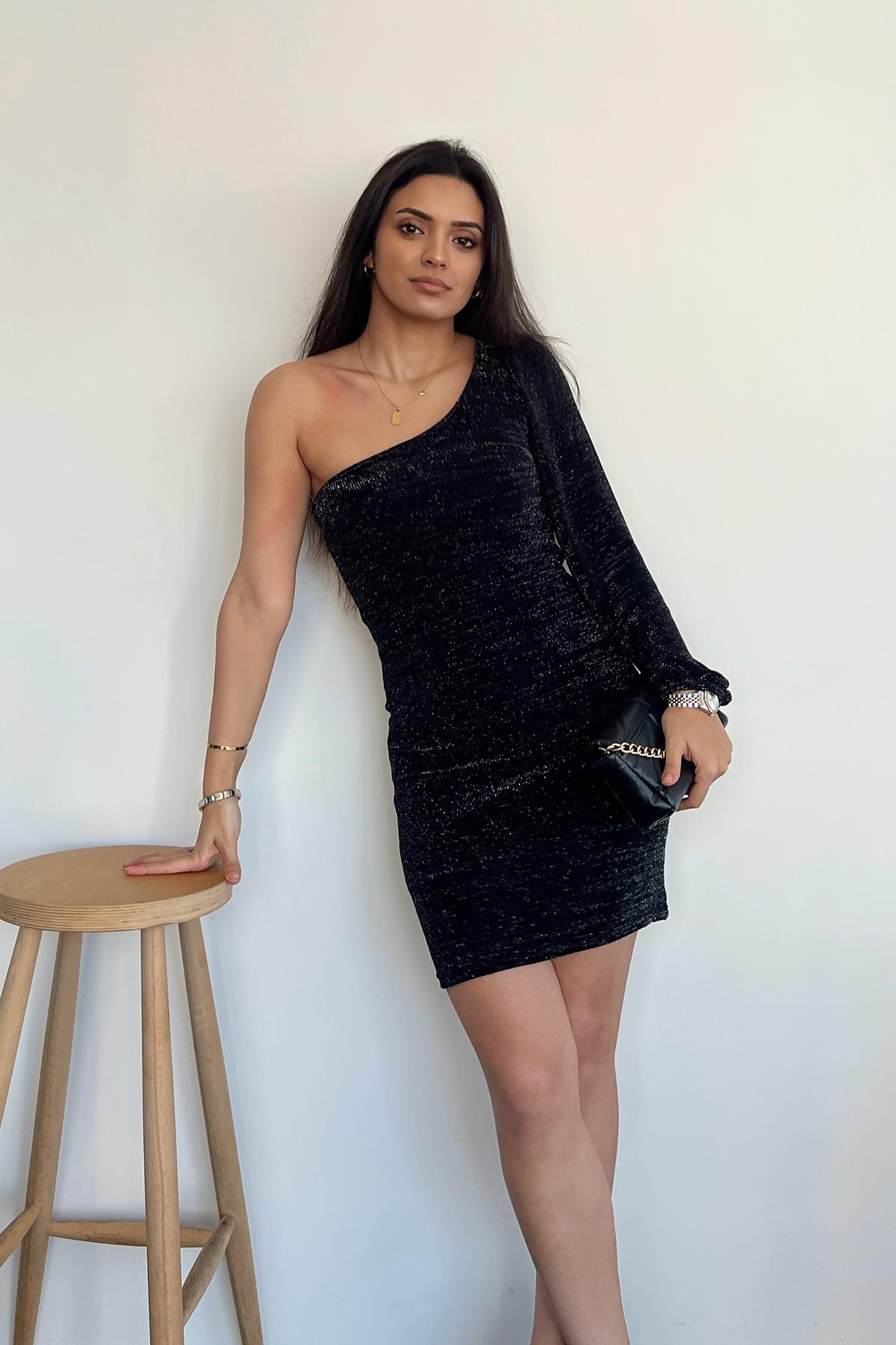 TEK OMUZ VATKALI SİMLİ ELBİSE SİYAH