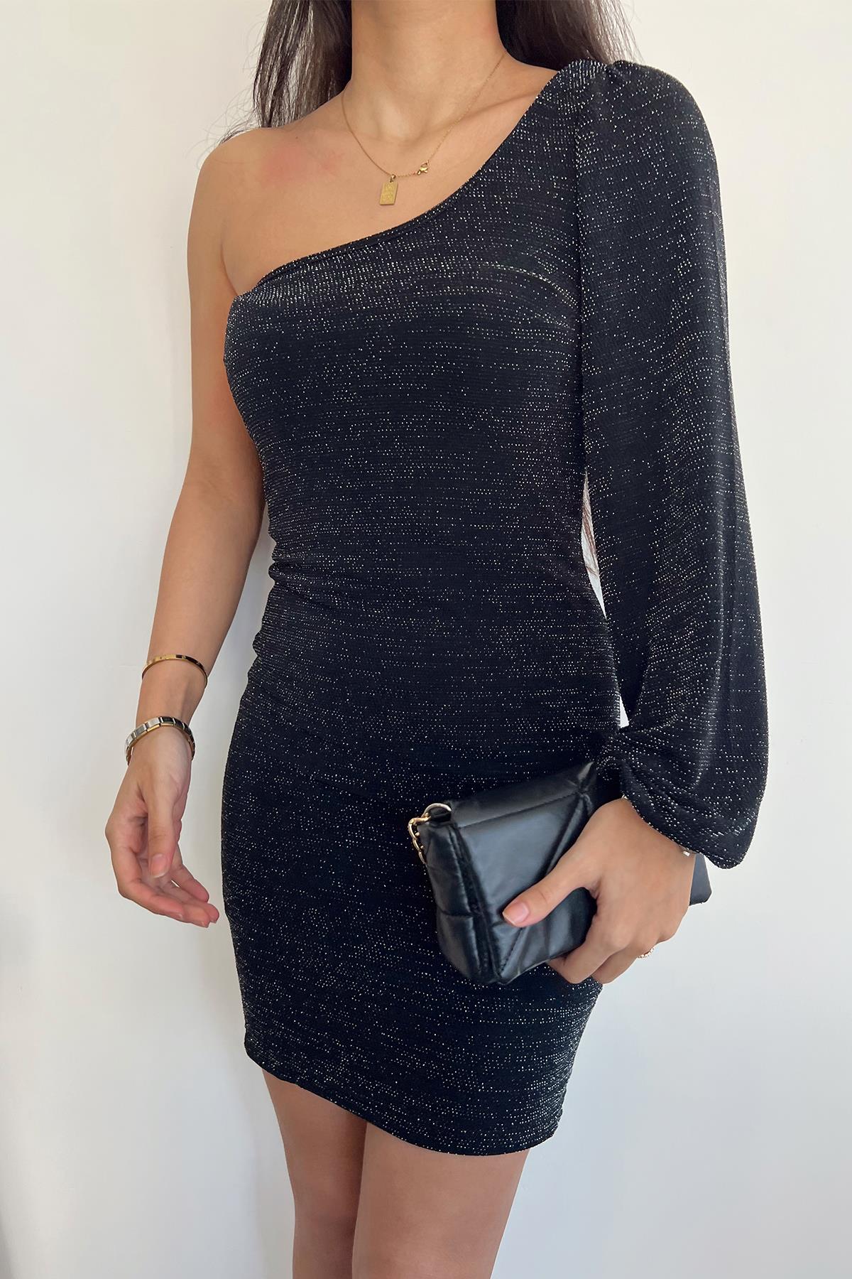 TEK OMUZ VATKALI SİMLİ ELBİSE SİYAH