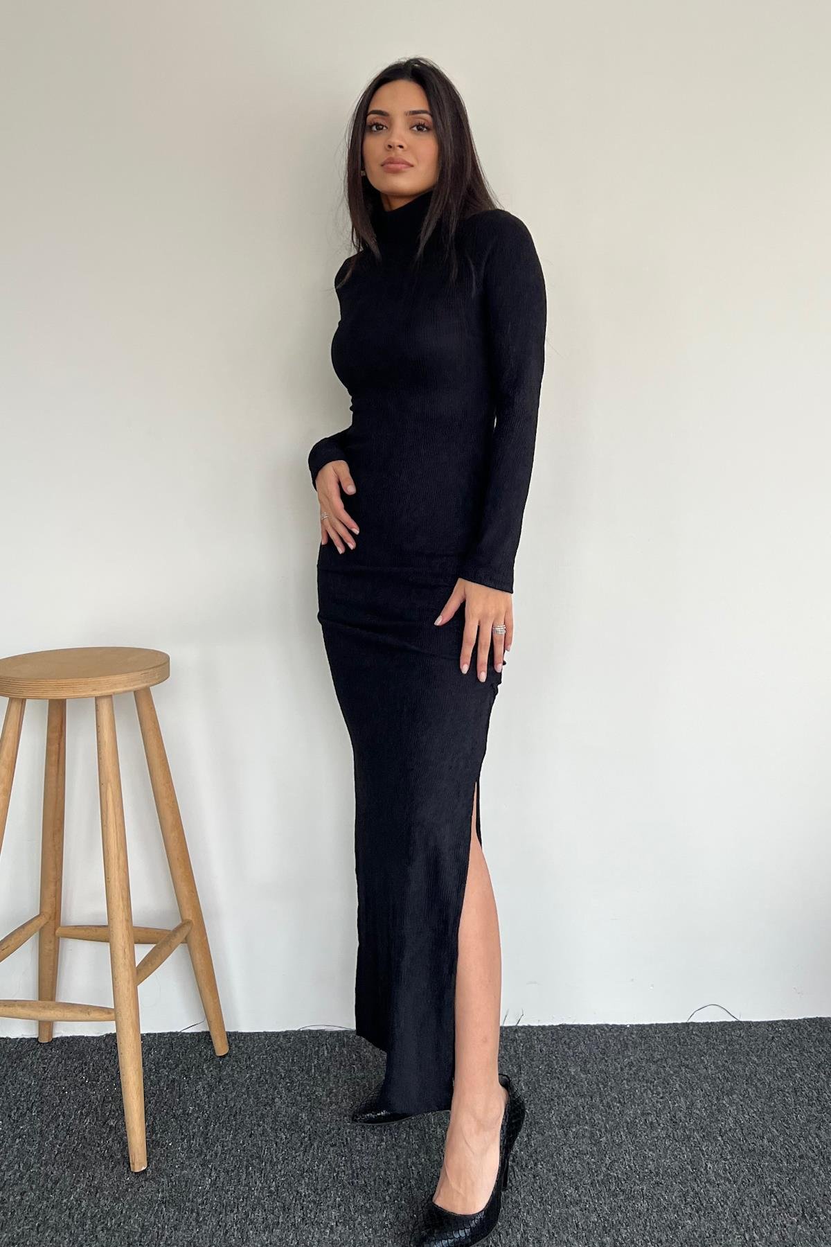 YANLARI BÜZGÜLÜ YIRTMAÇLI TAM BOY ELBİSE SİYAH