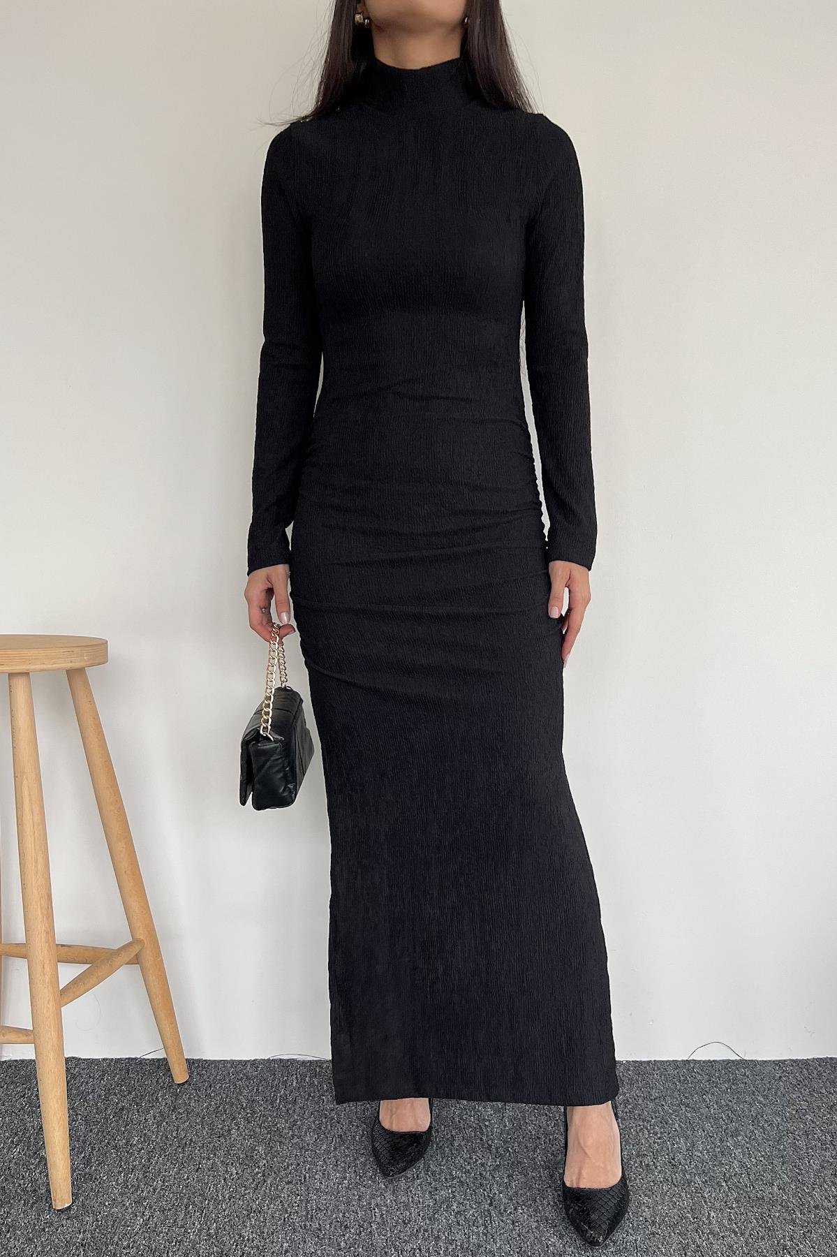 YANLARI BÜZGÜLÜ YIRTMAÇLI TAM BOY ELBİSE SİYAH