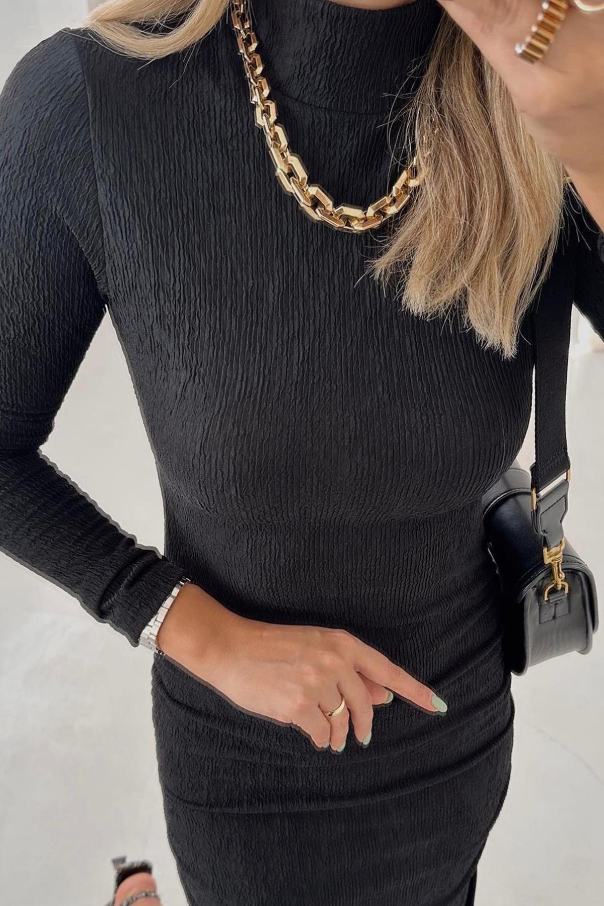 YANLARI BÜZGÜLÜ YIRTMAÇLI TAM BOY ELBİSE SİYAH