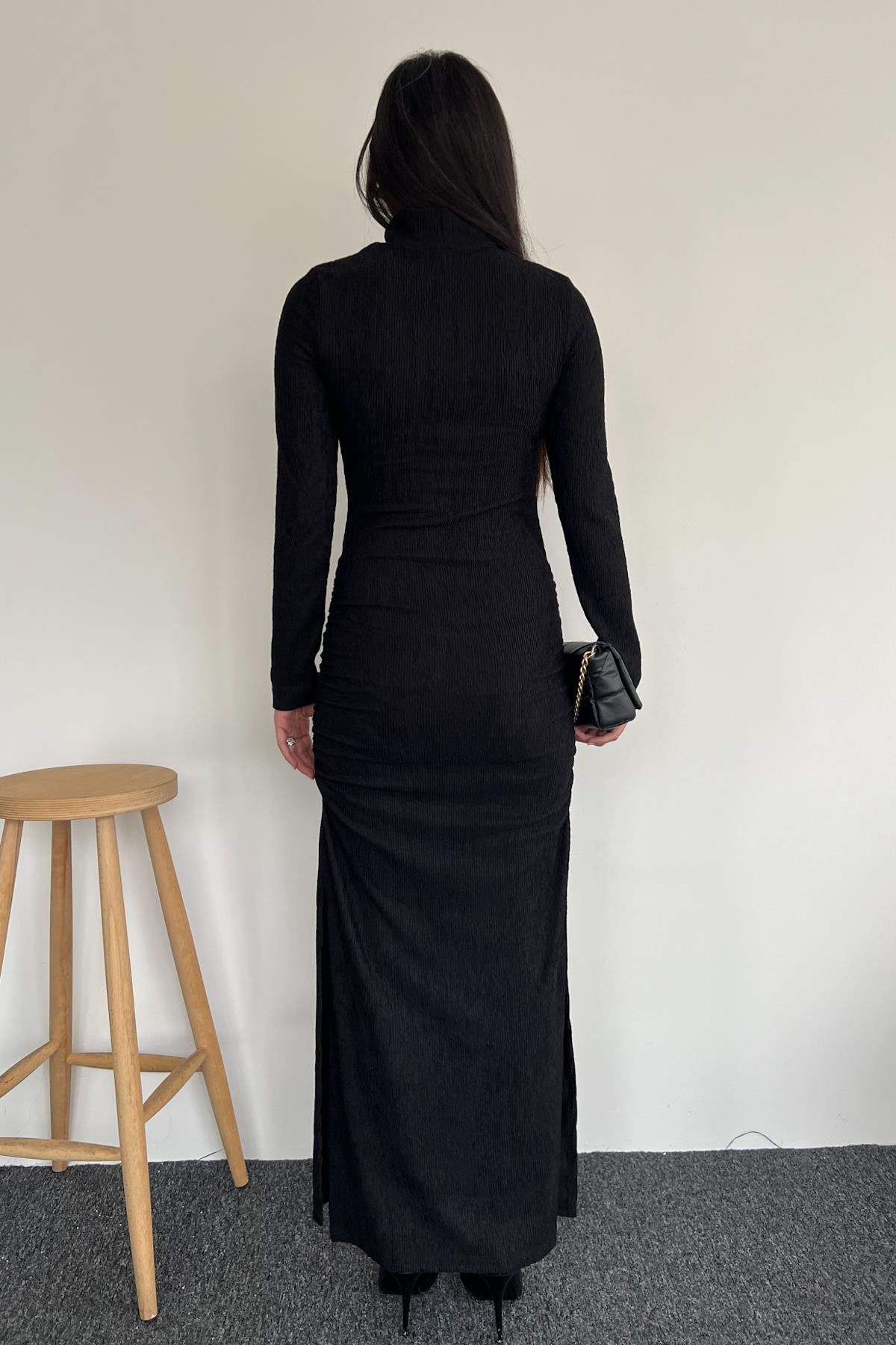 YANLARI BÜZGÜLÜ YIRTMAÇLI TAM BOY ELBİSE SİYAH