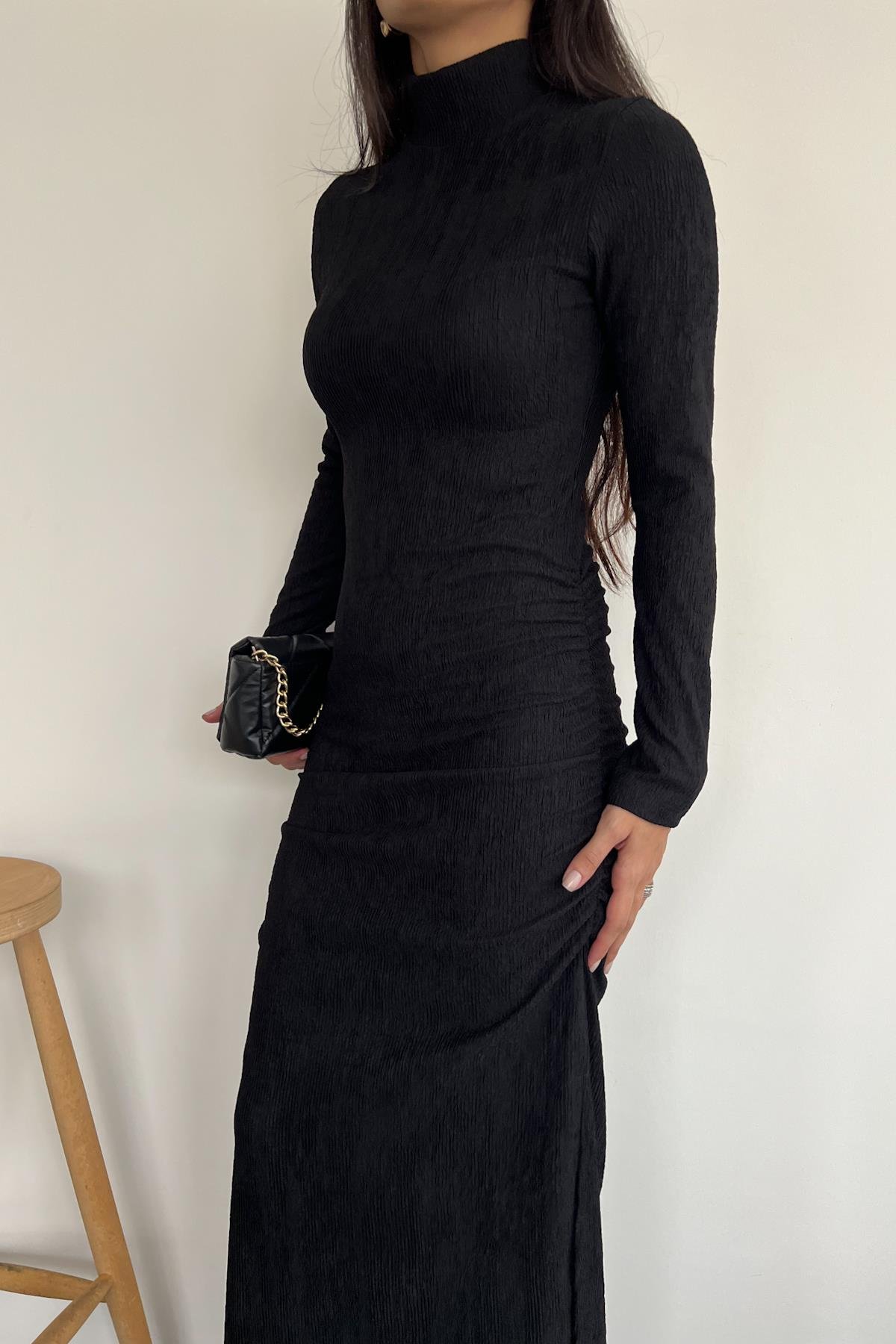 YANLARI BÜZGÜLÜ YIRTMAÇLI TAM BOY ELBİSE SİYAH