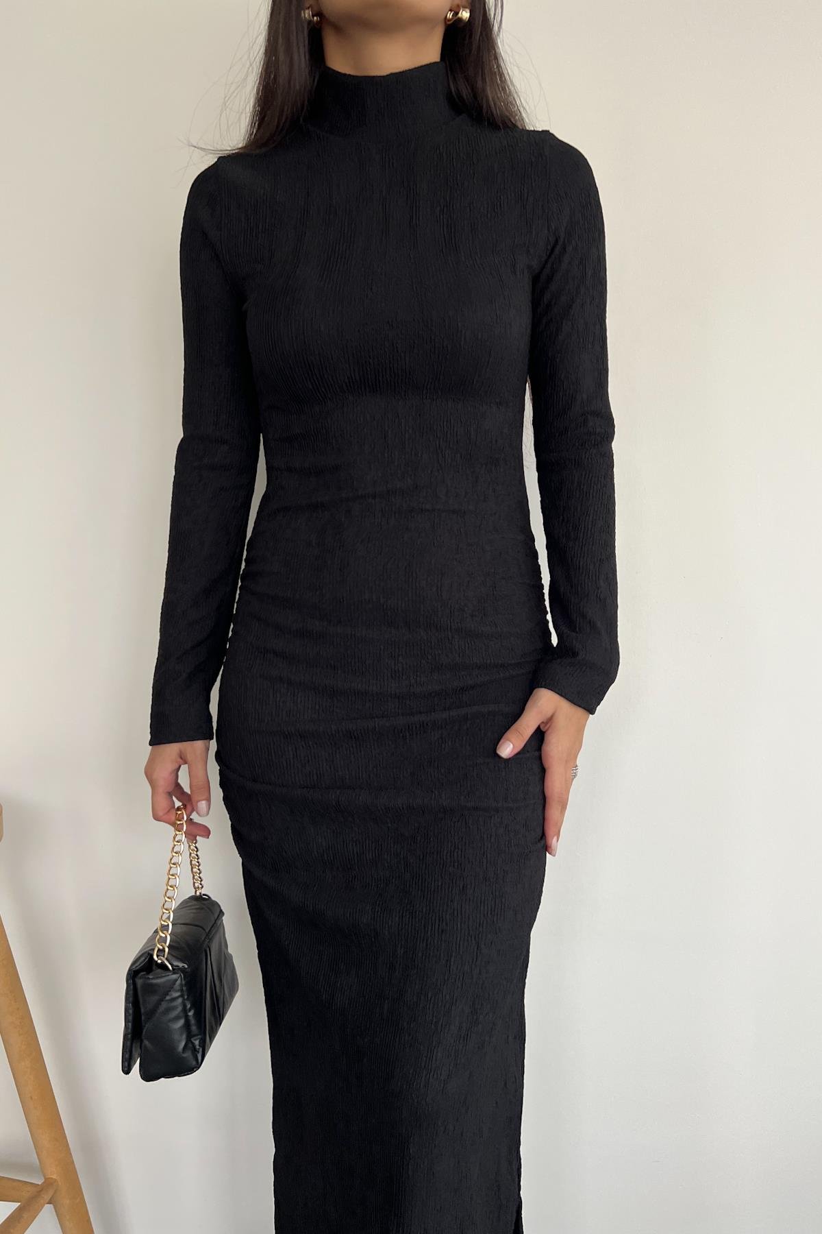 YANLARI BÜZGÜLÜ YIRTMAÇLI TAM BOY ELBİSE SİYAH