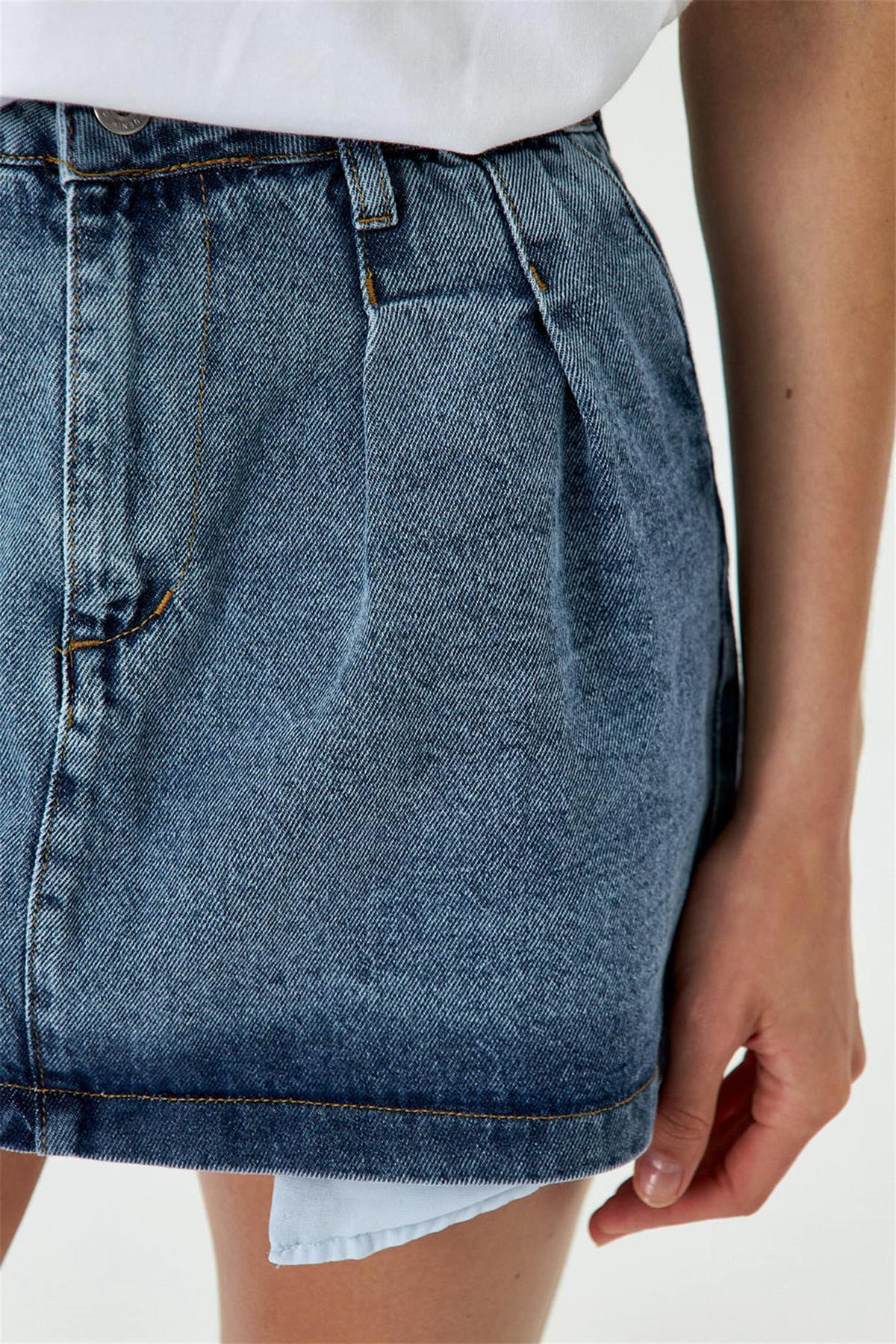 تنورة قصيرة من الدنيم بتفاصيل جيوب