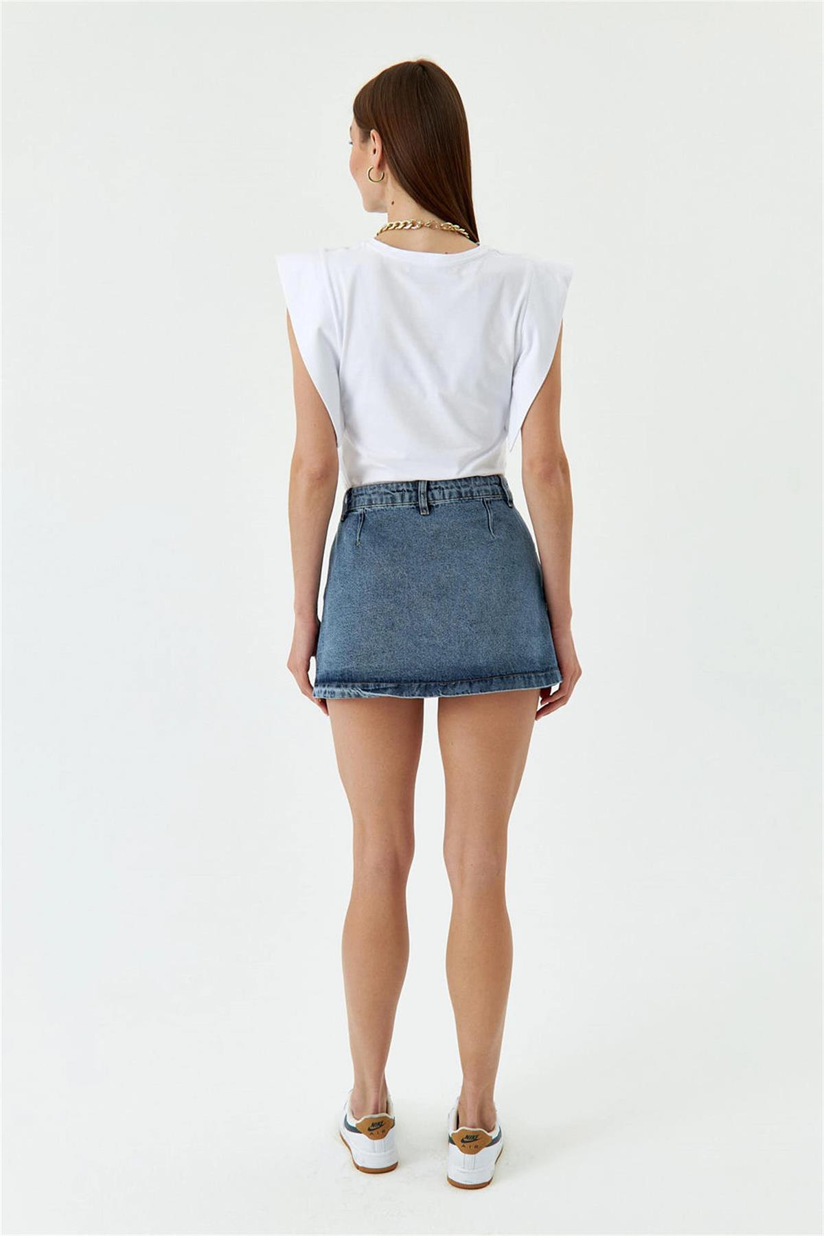 تنورة قصيرة من الدنيم بتفاصيل جيوب