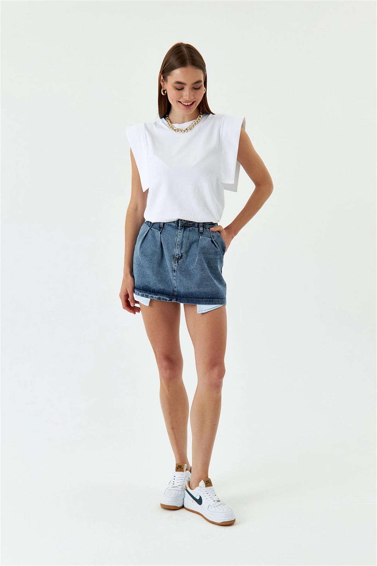 تنورة قصيرة من الدنيم بتفاصيل جيوب