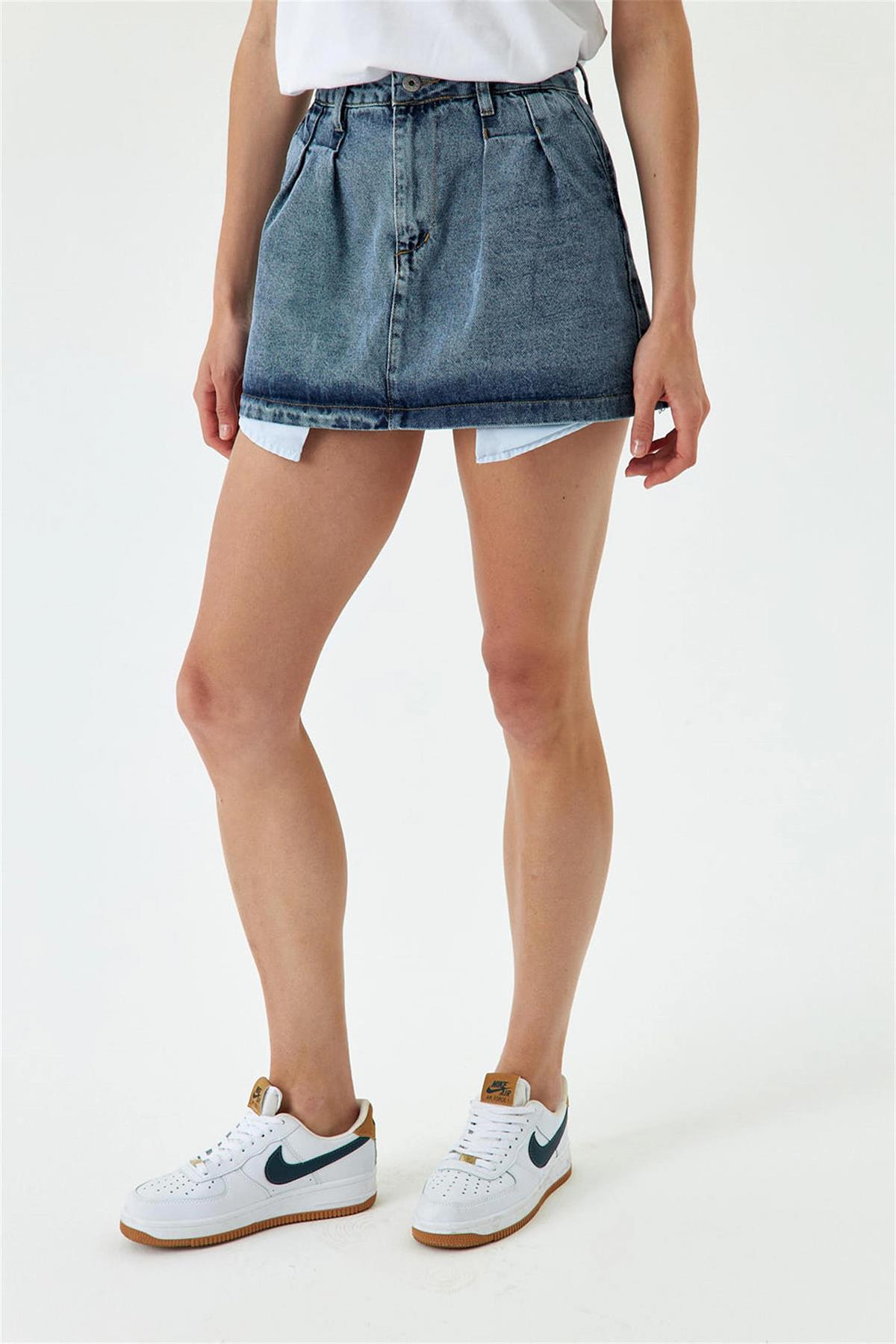 تنورة قصيرة من الدنيم بتفاصيل جيوب