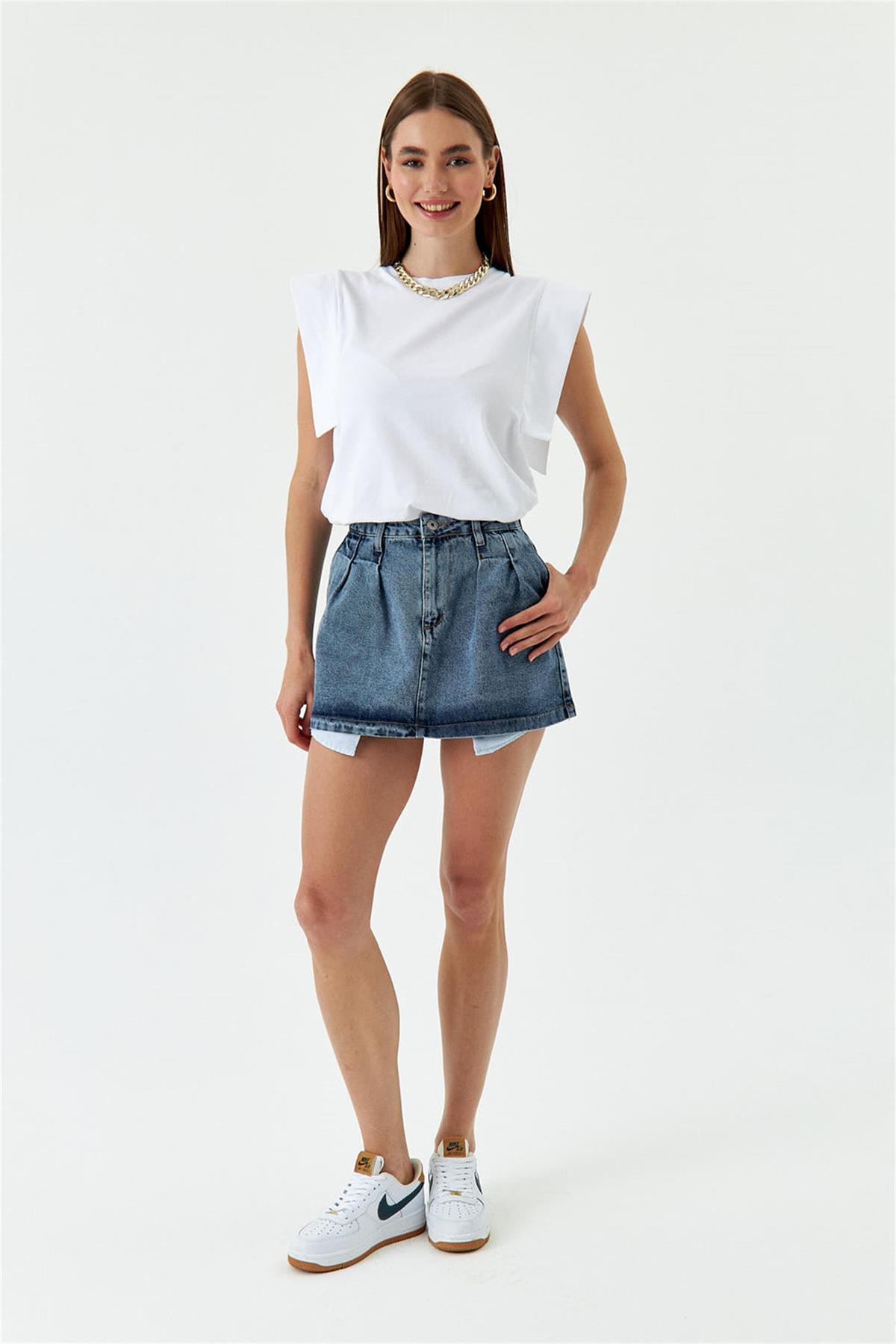 تنورة قصيرة من الدنيم بتفاصيل جيوب