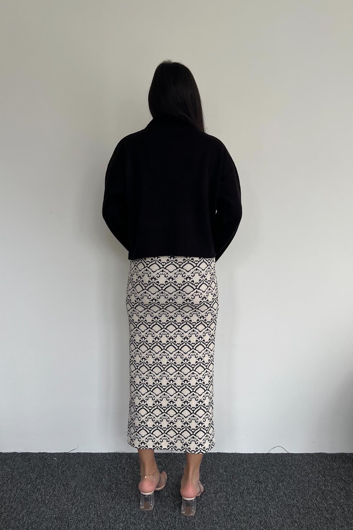PATTERNED LYCRA SKIRT WITH SLUTS IN THE SKIRT