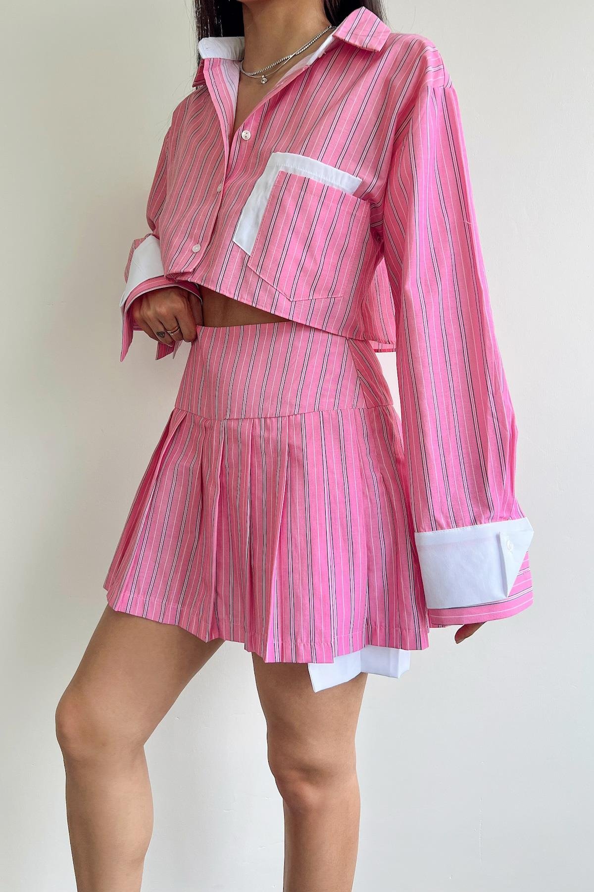 SHORTS-ROCK MIT plissierten Taschen und Details