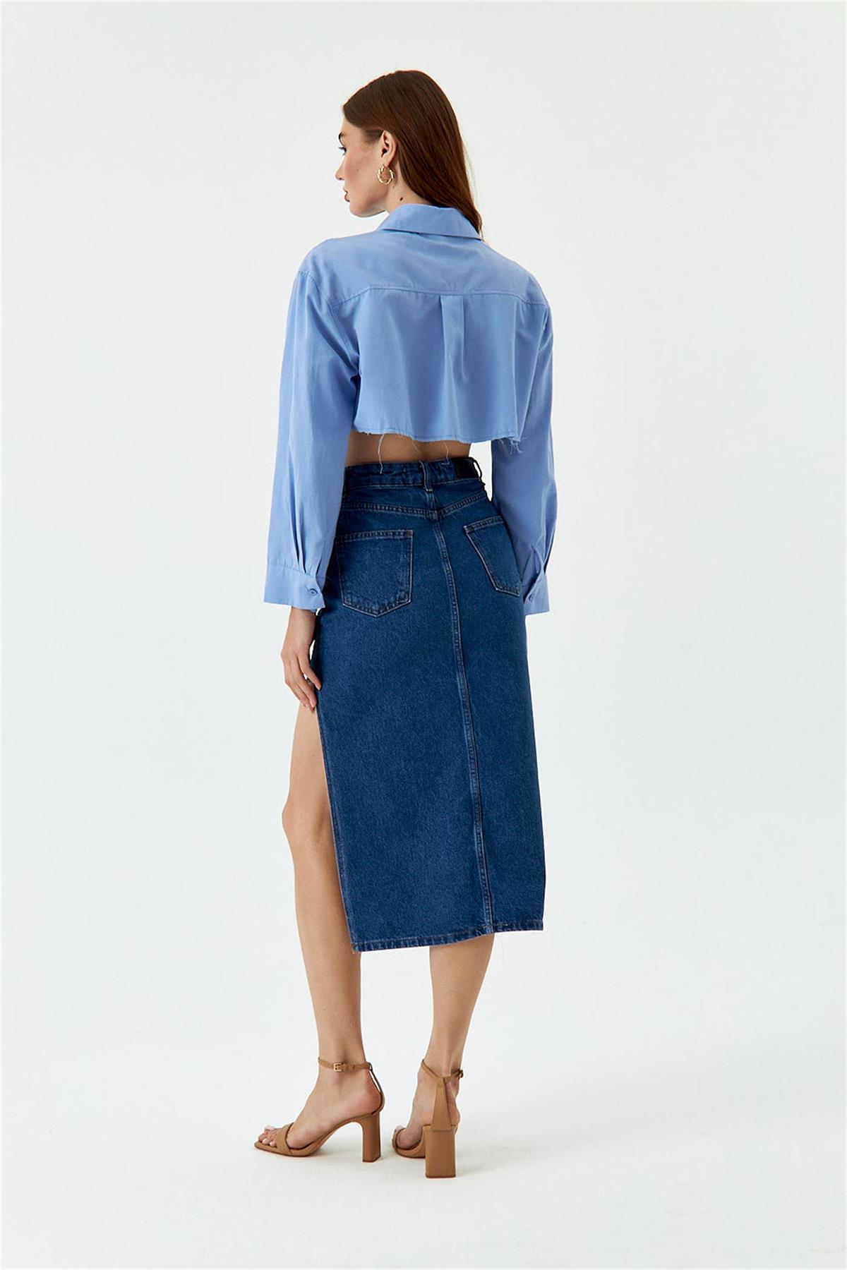 تنورة من الدنيم بأكمام ميدي ومفصلة