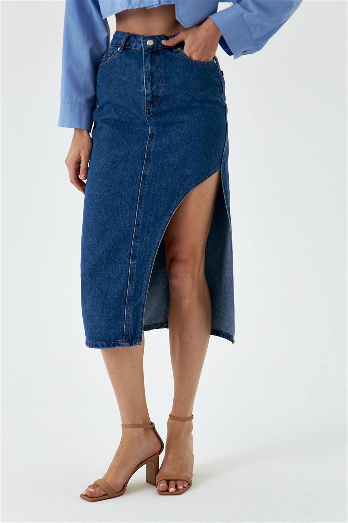 تنورة من الدنيم بأكمام ميدي ومفصلة