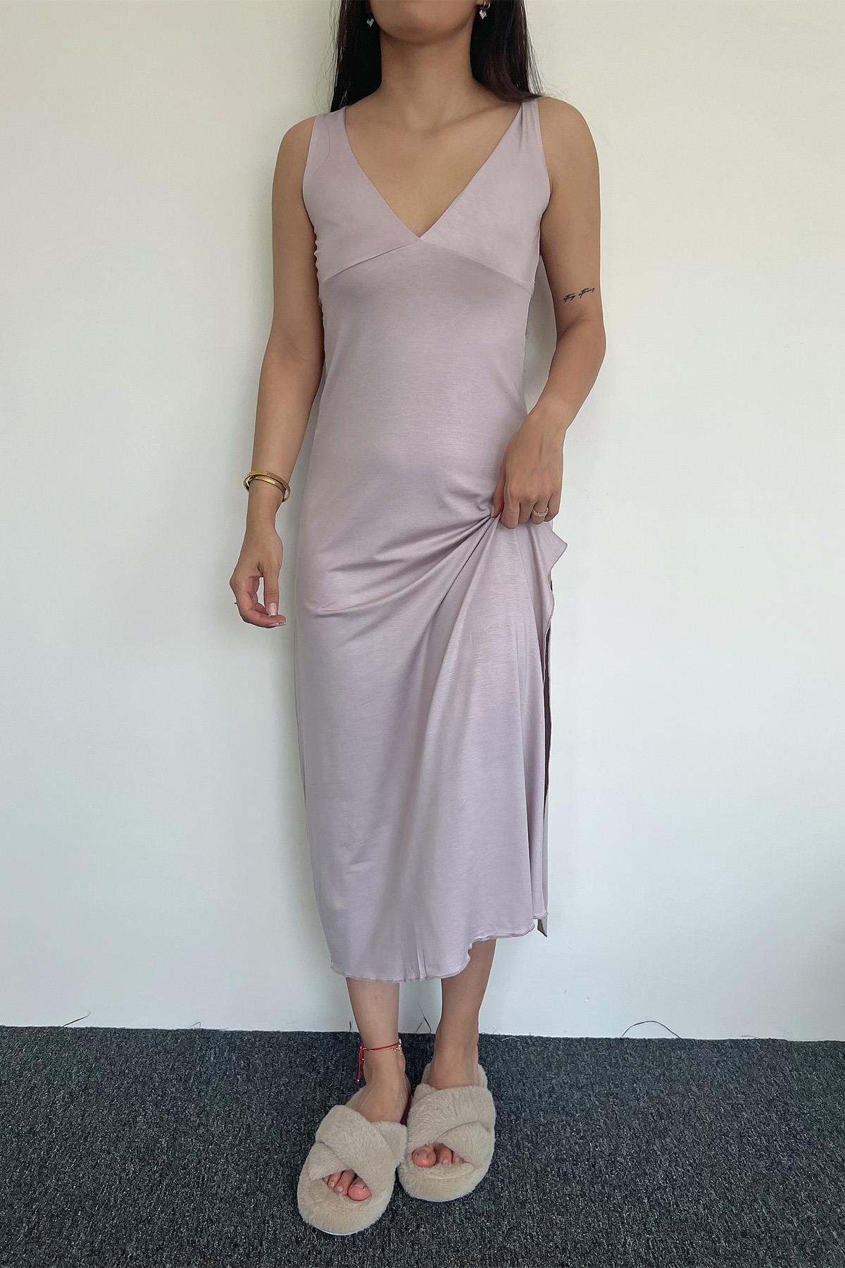 Göğsü ve Sırtı Dekolteli Dantelli Yırtmaçlı Gecelik VİZON