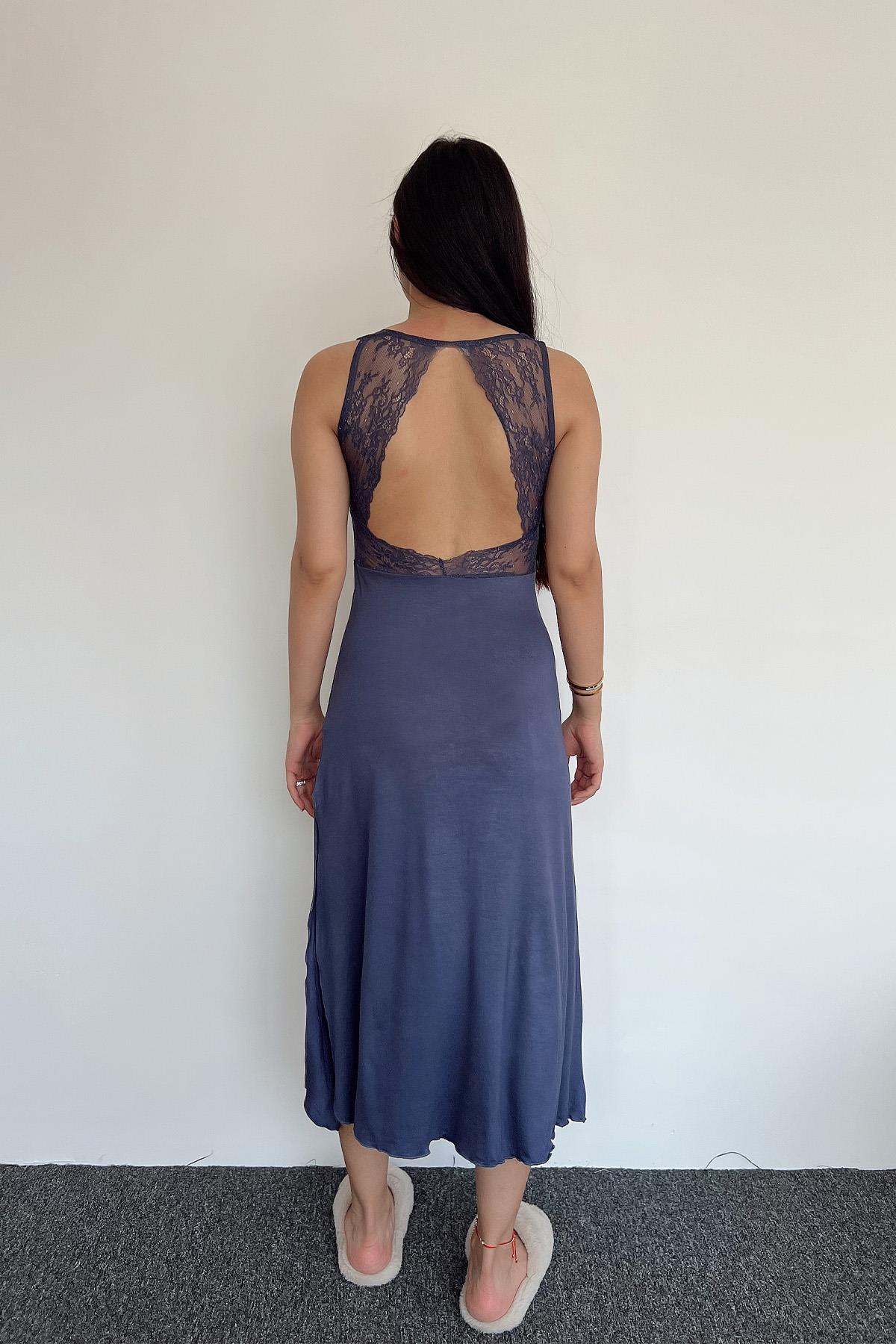 Göğüs ve Sırt Dekolteli Dantelli Yırtmaçlı Kalın Askılı Gecelik LACİVERT