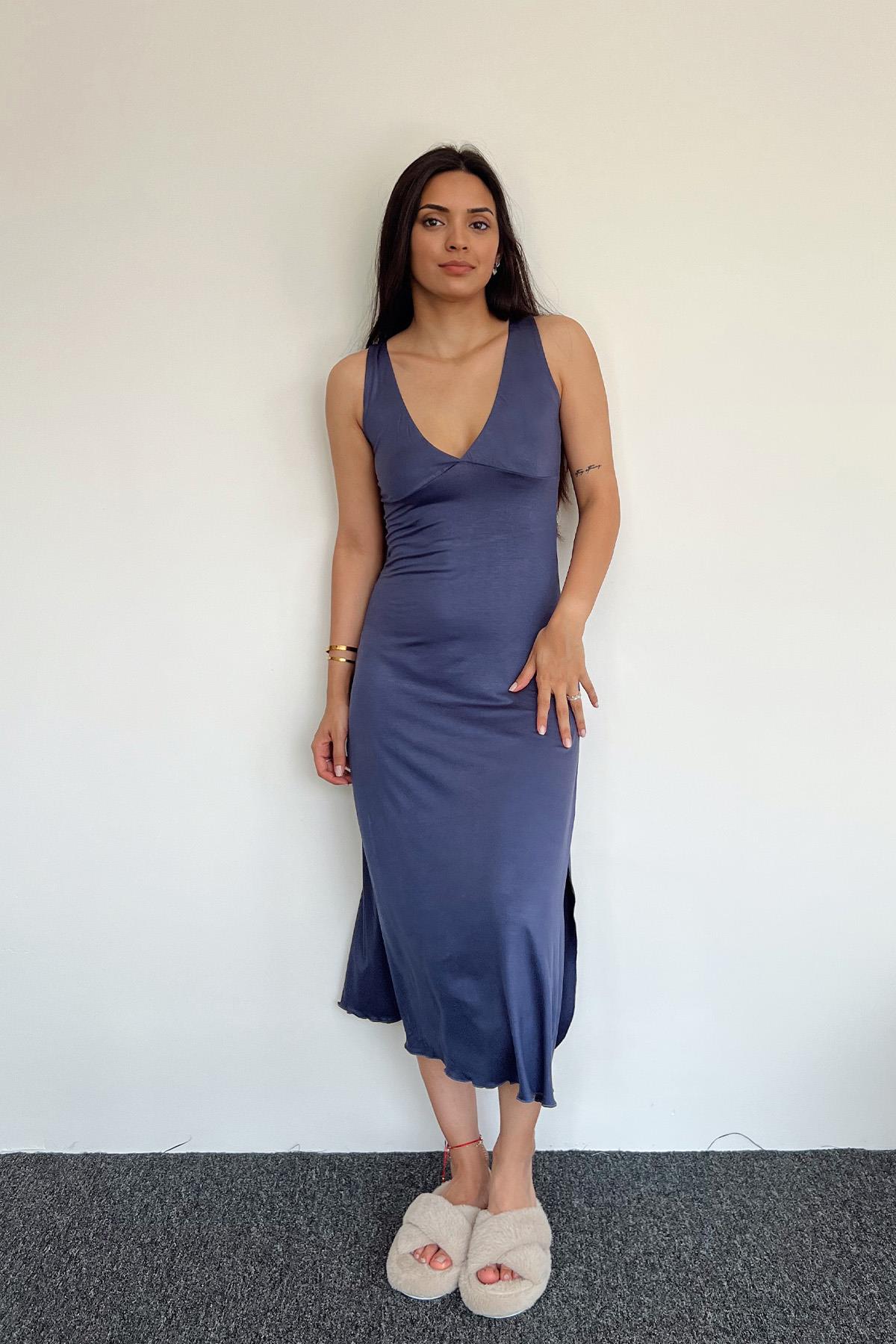 Göğüs ve Sırt Dekolteli Dantelli Yırtmaçlı Kalın Askılı Gecelik LACİVERT