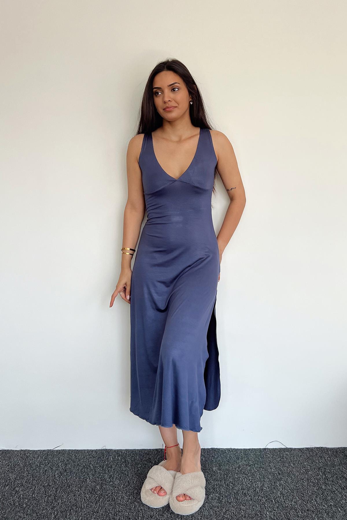 Göğüs ve Sırt Dekolteli Dantelli Yırtmaçlı Kalın Askılı Gecelik LACİVERT