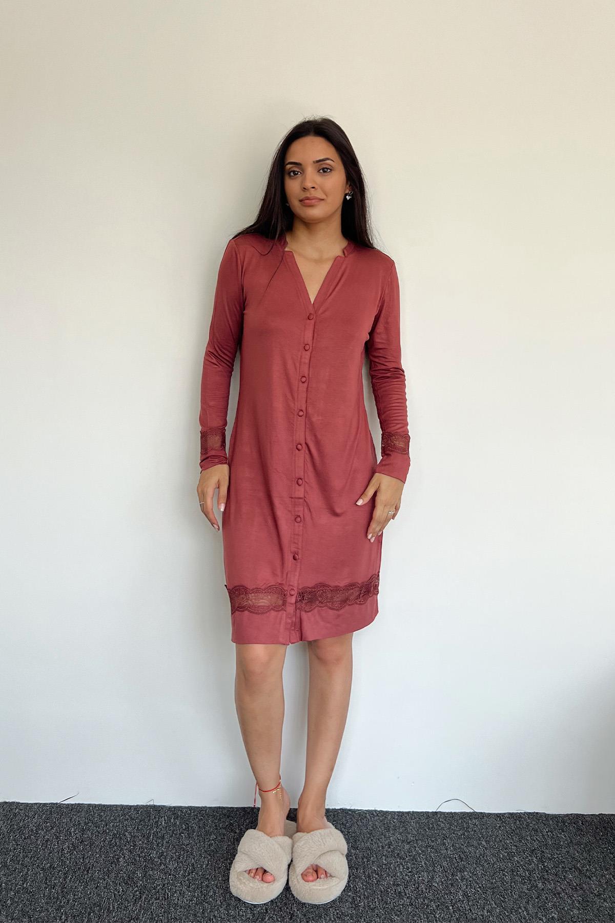 Önü Boydan Düğmeli Dantel Detaylı V Yakalı Gecelik KİREMİT