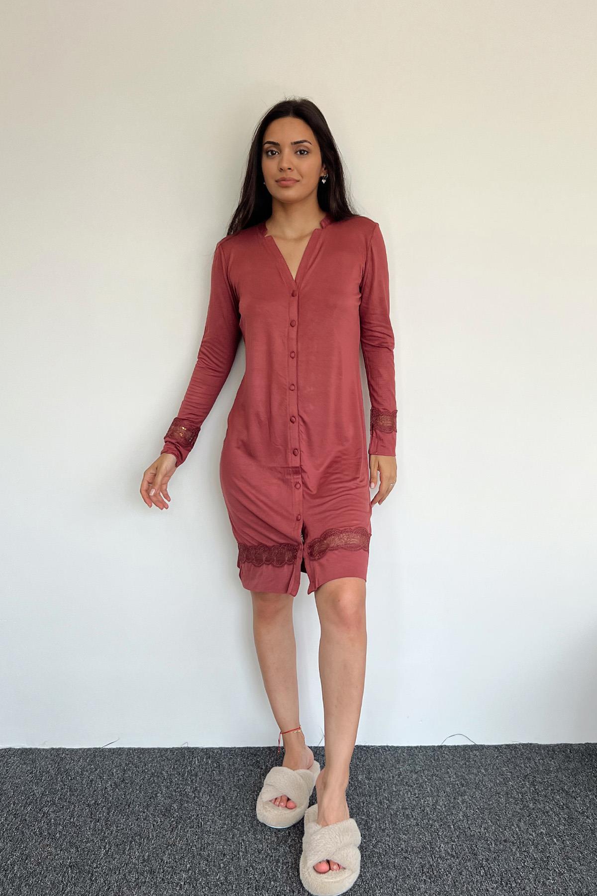 Önü Boydan Düğmeli Dantel Detaylı V Yakalı Gecelik KİREMİT