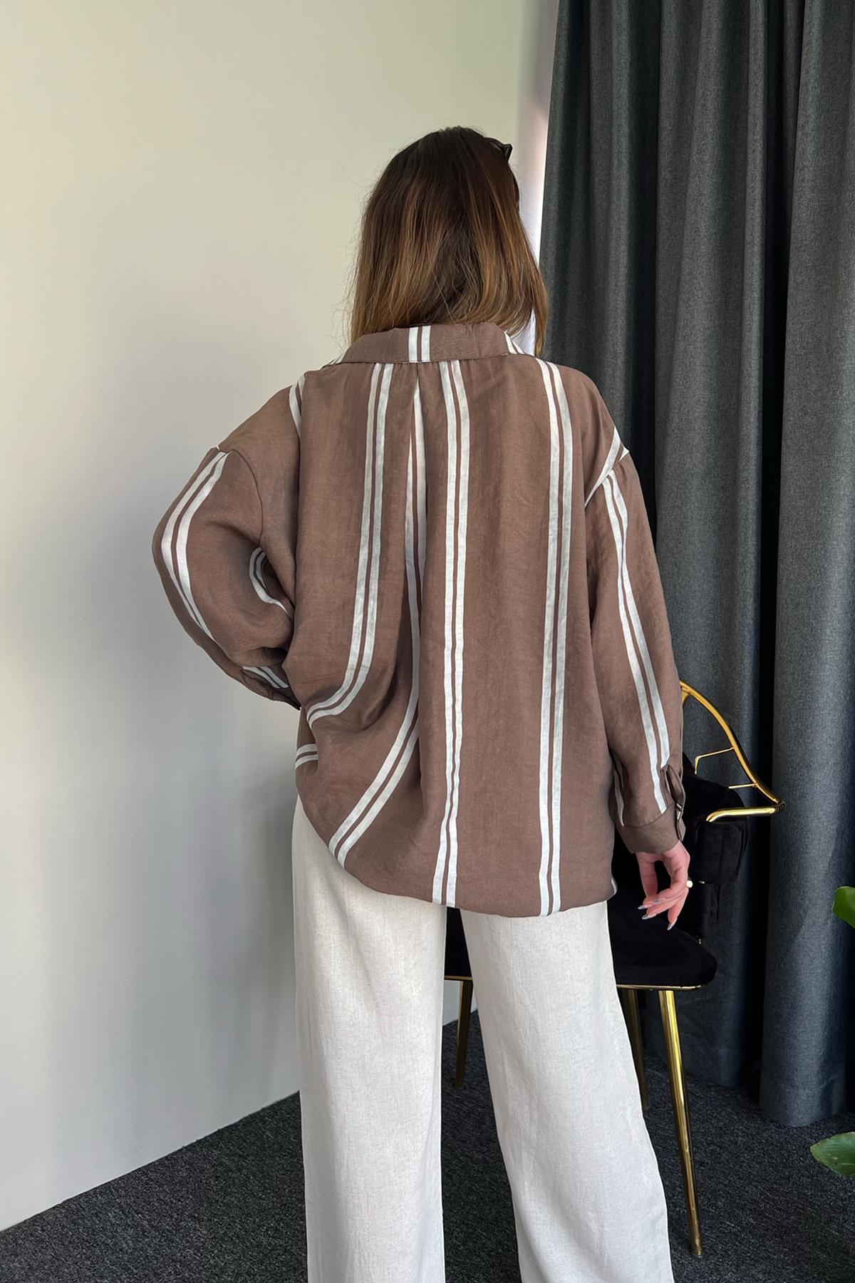 قميص مخطط كبير الحجم