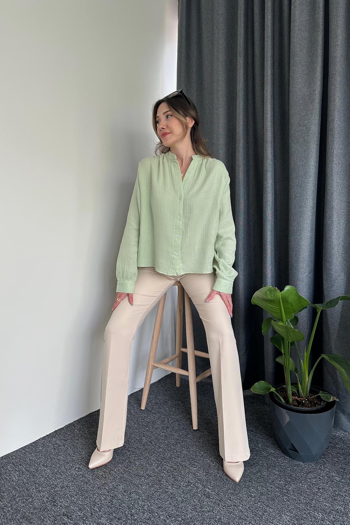 قميص كتان بياقة القاضي