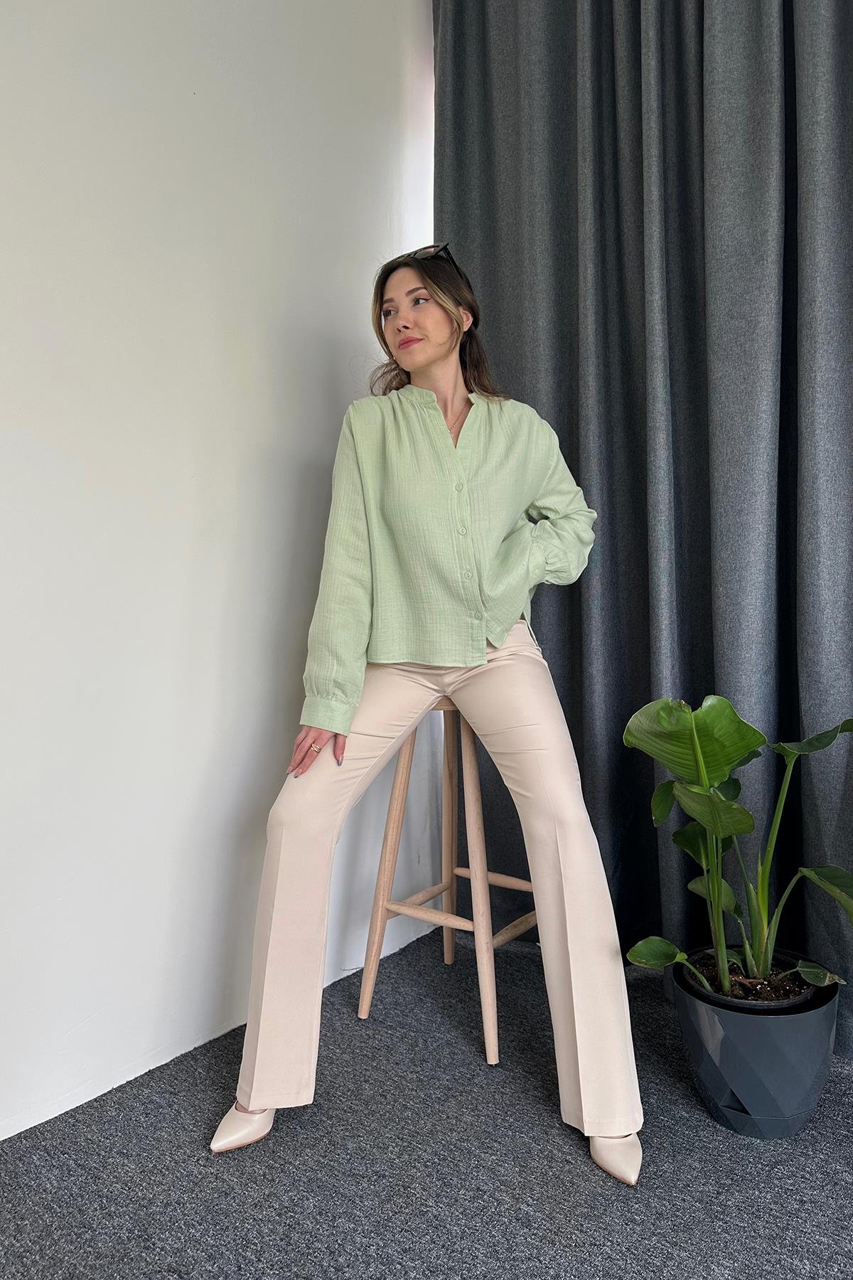 قميص كتان بياقة القاضي