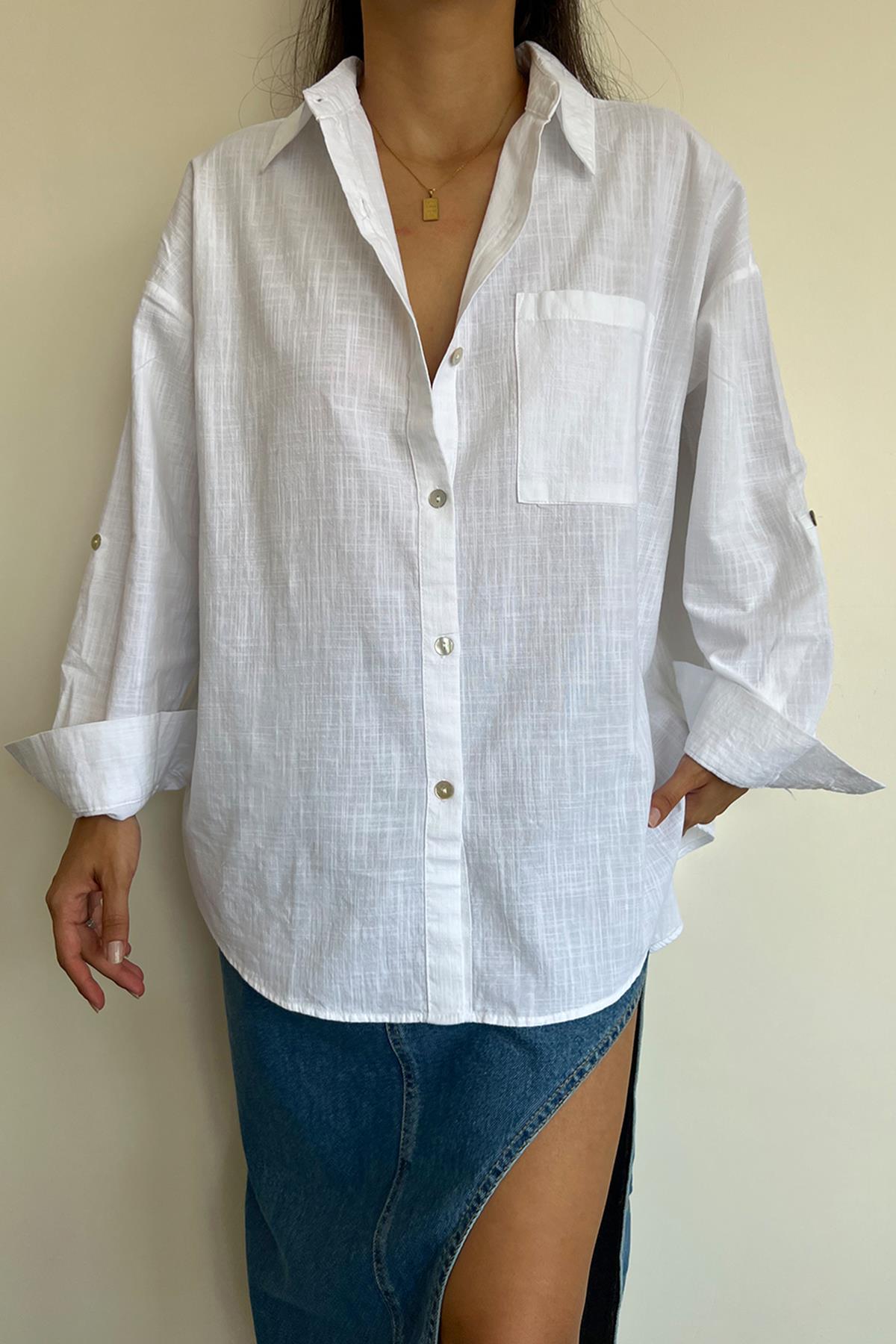 DETAILLIERTES LEINENHEMD MIT ÄRMELN