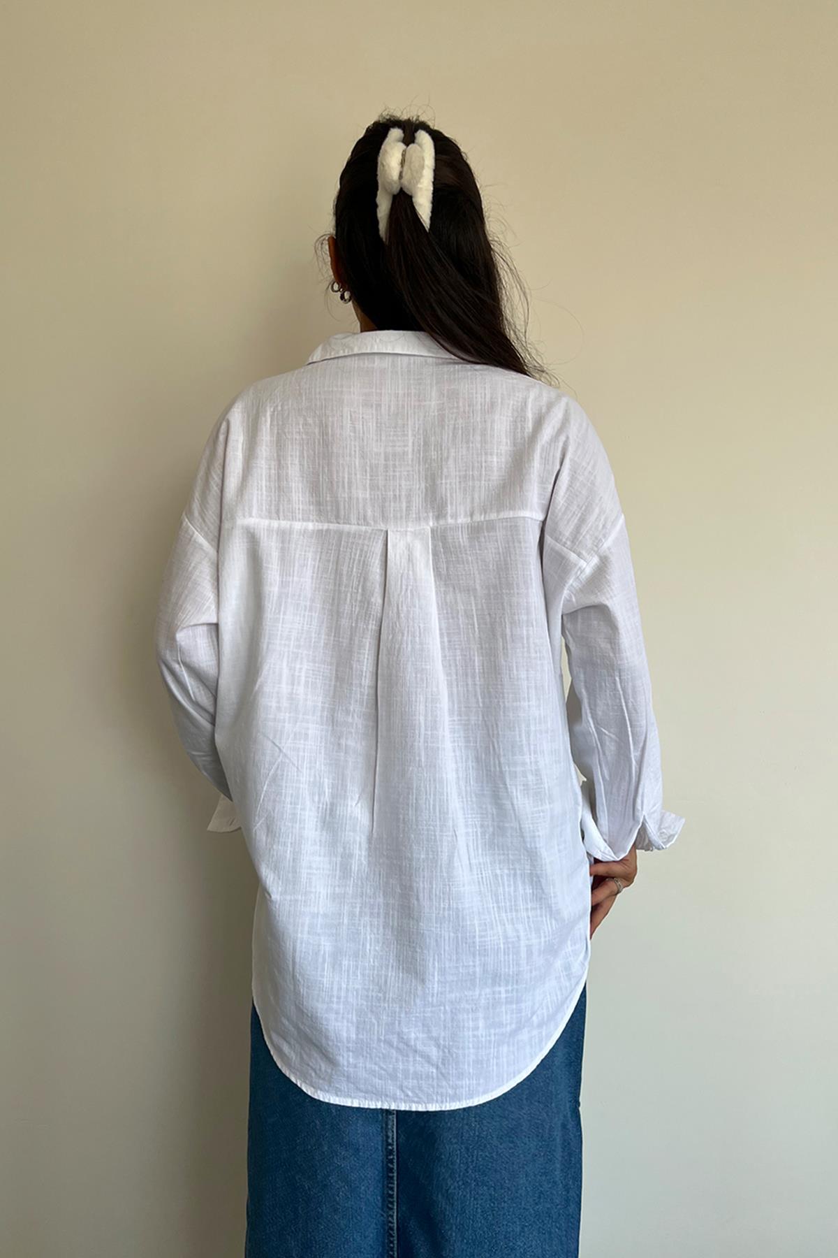 DETAILLIERTES LEINENHEMD MIT ÄRMELN