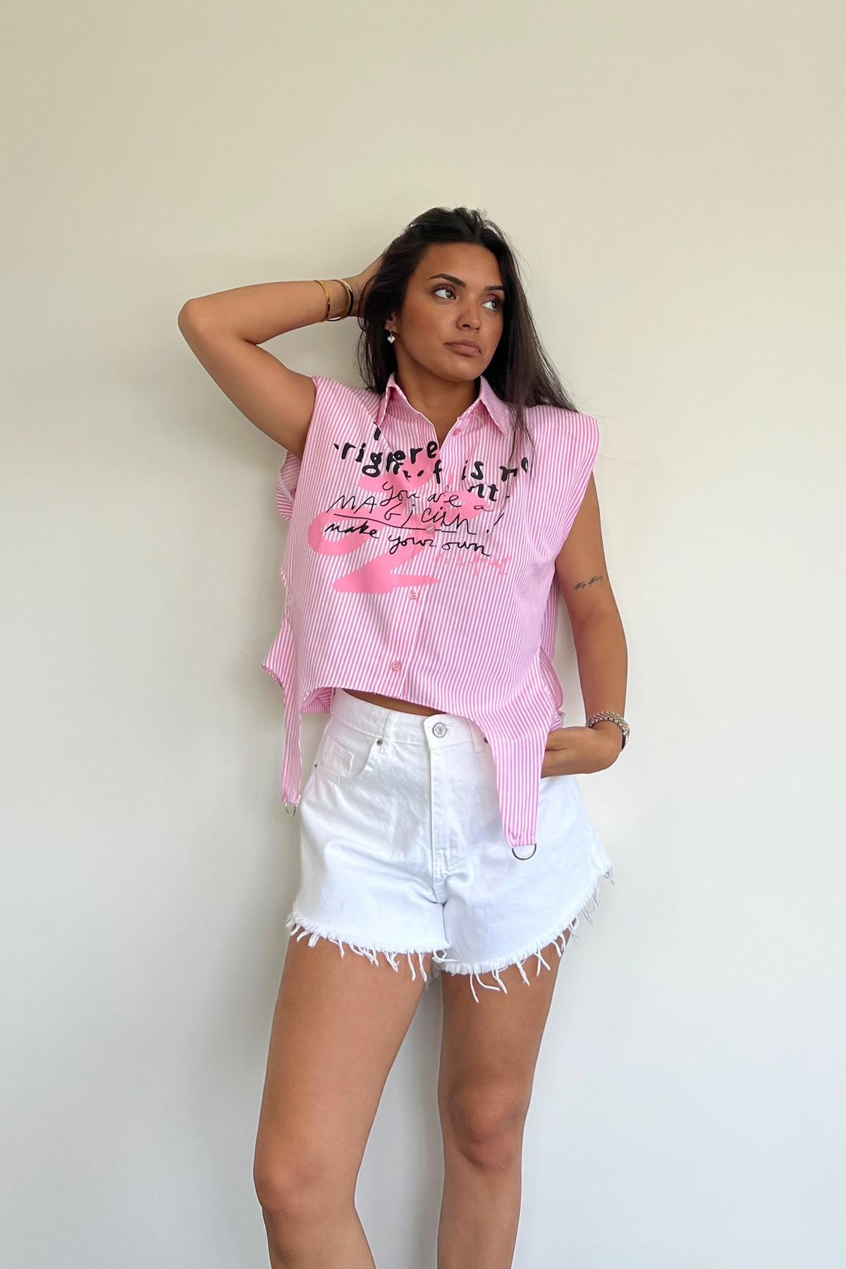 РУБАШКА С НУЛЕВЫМ РУКАВАМИ С ПРИНТОМ ПЕРЕДНИМ И УПЛОТНЕННЫМИ ПЛЕЧАМИ