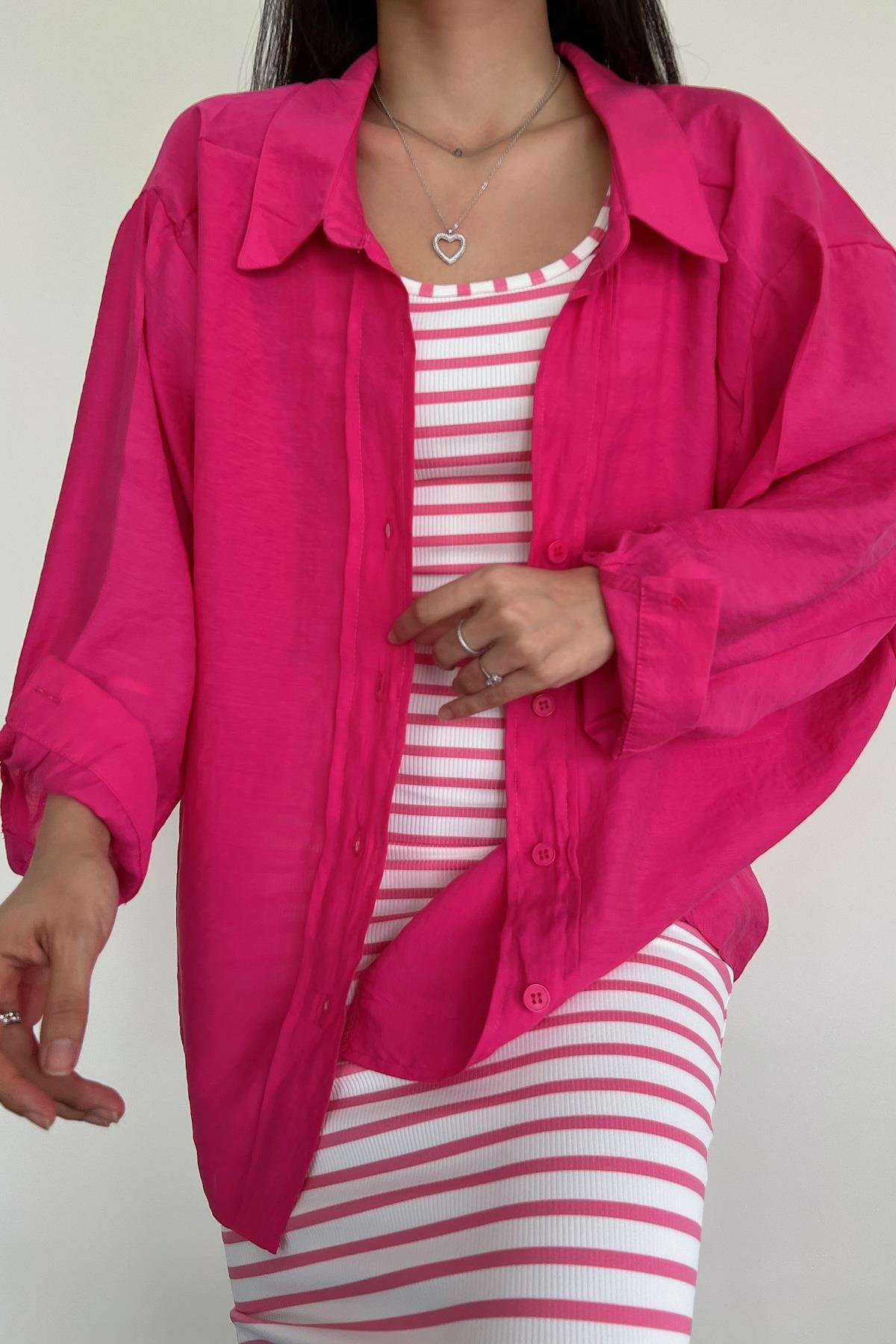 قميص كبير الحجم بأكتاف منخفضة