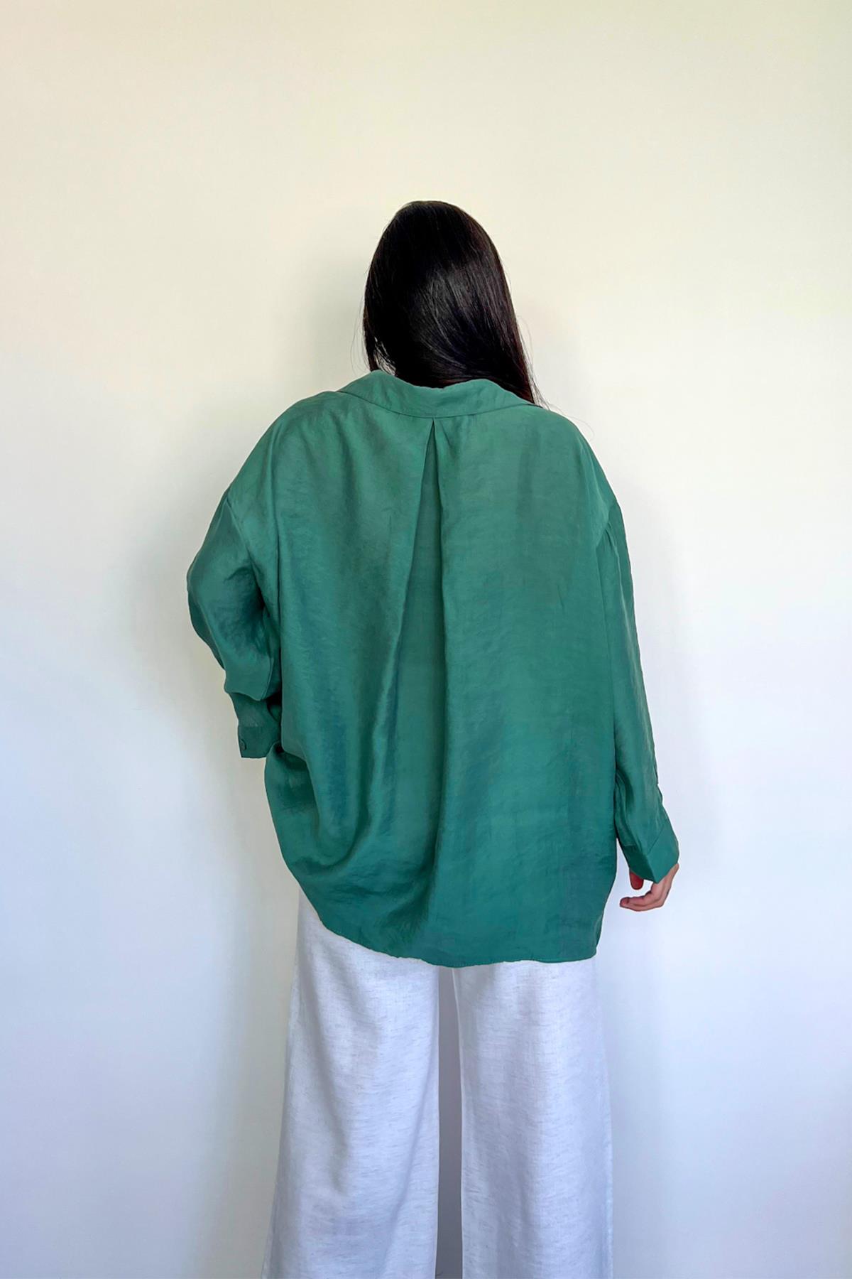 قميص كبير الحجم بأكتاف منخفضة