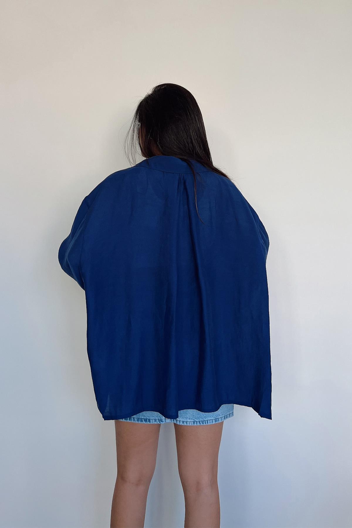 قميص كبير الحجم بأكتاف منخفضة