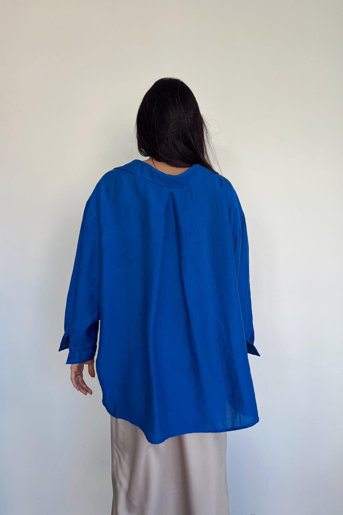 قميص كبير الحجم بأكتاف منخفضة