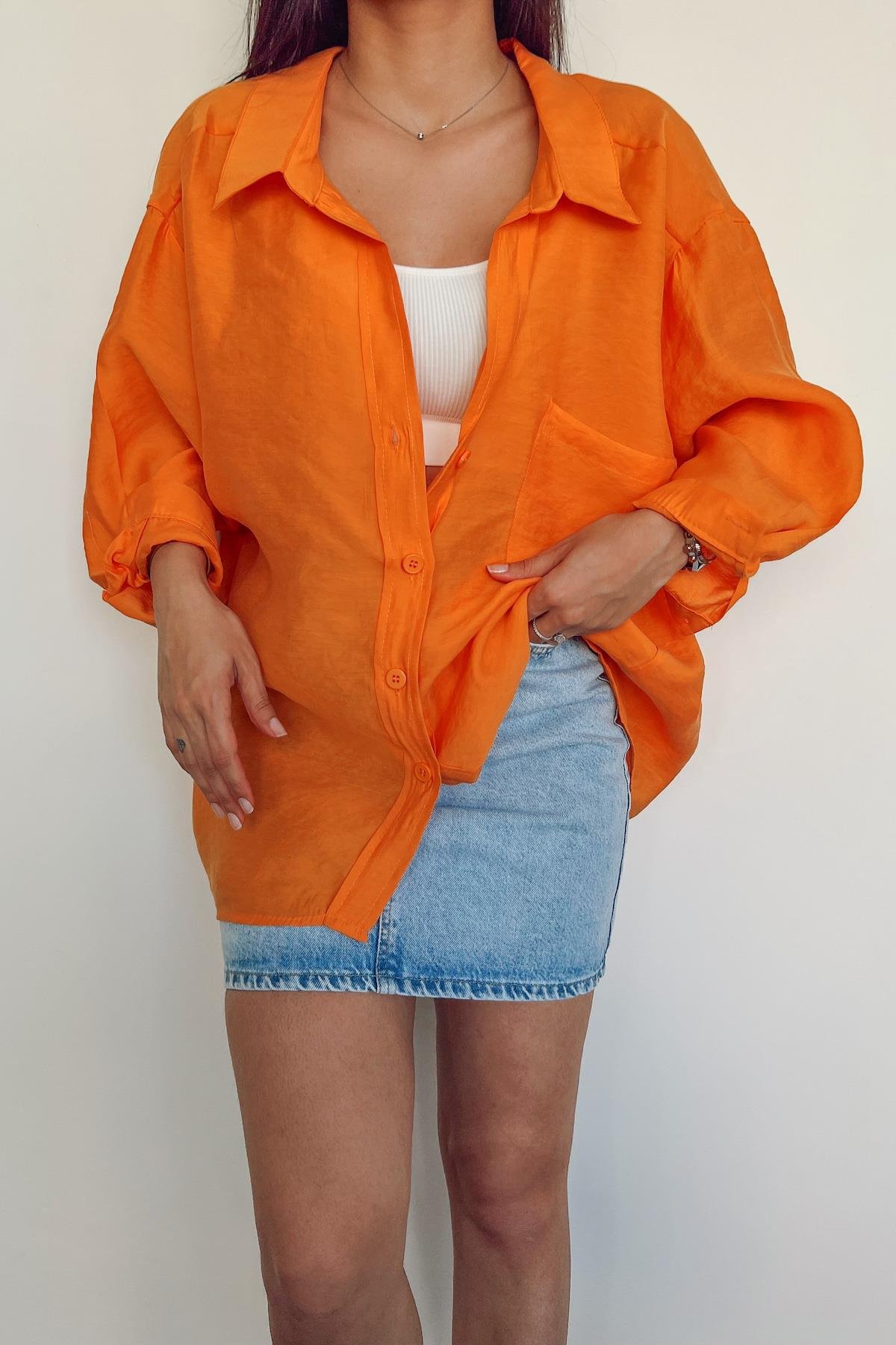 قميص كبير الحجم بأكتاف منخفضة