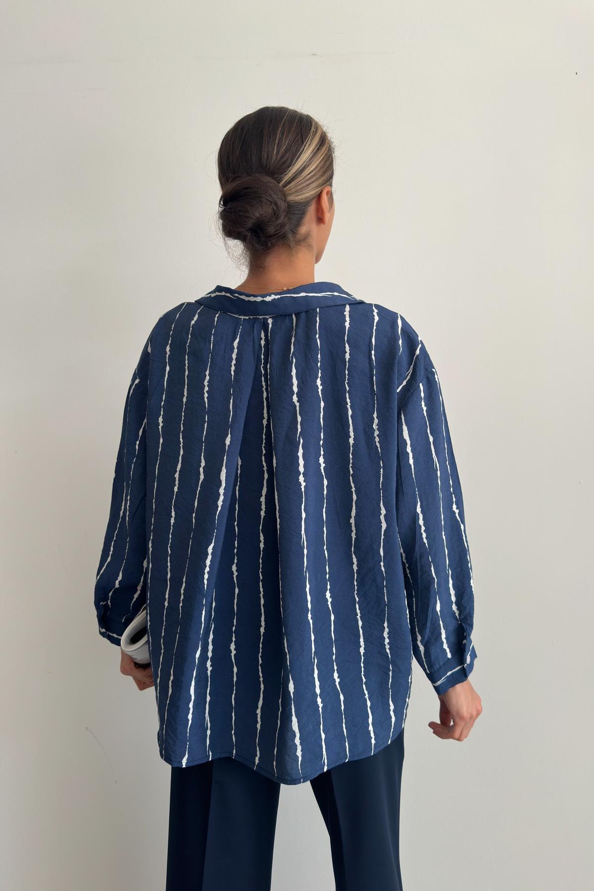 YAZLIK CEPLİ OVERSİZE ZİKZAK ÇİZGİ GÖMLEK LACİVERT