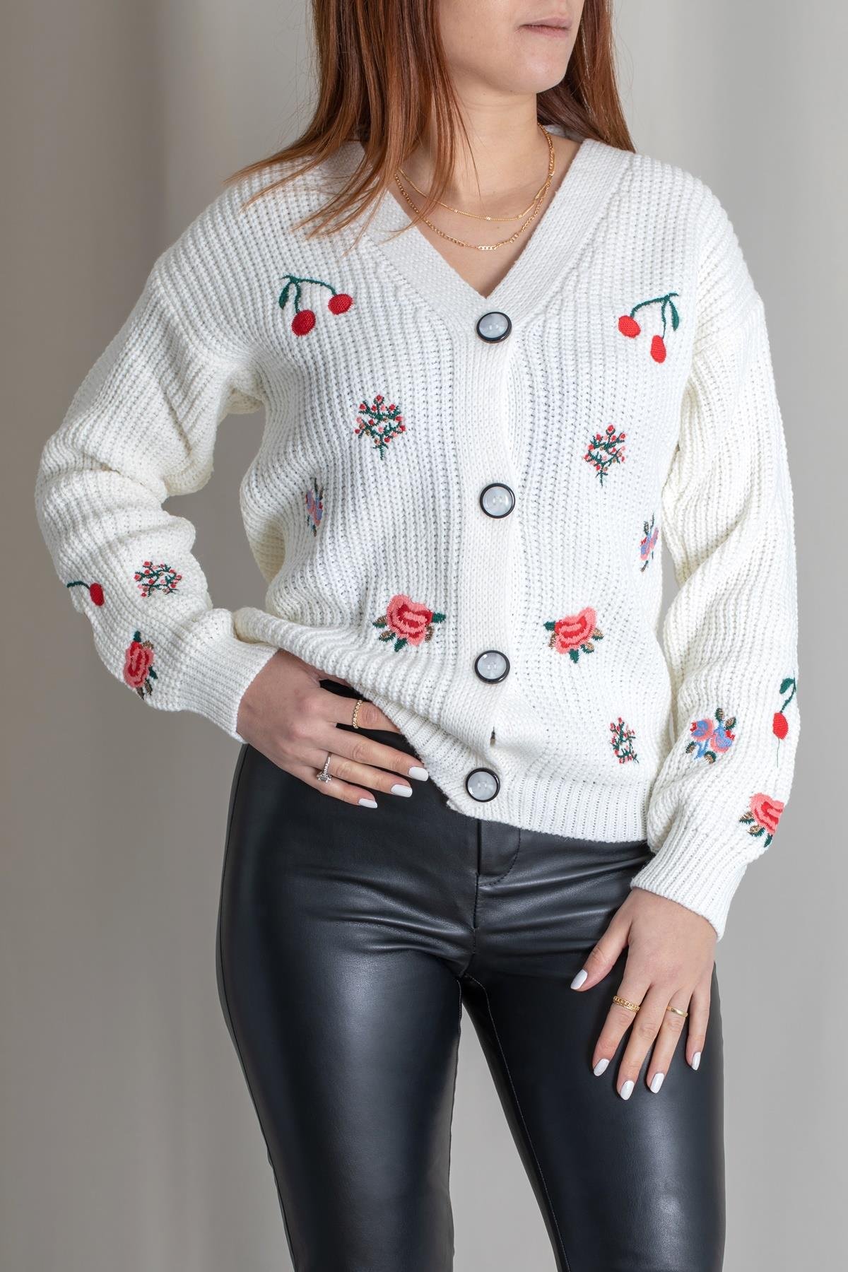 KIRSCH- UND BLUMENBESTICKTER CARDIGAN