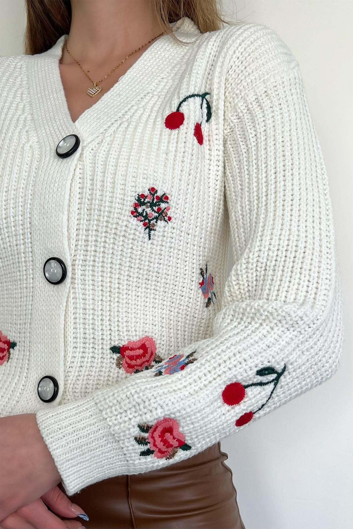 KIRSCH- UND BLUMENBESTICKTER CARDIGAN