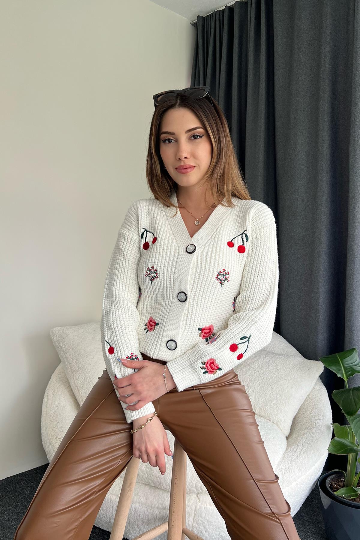 KIRSCH- UND BLUMENBESTICKTER CARDIGAN