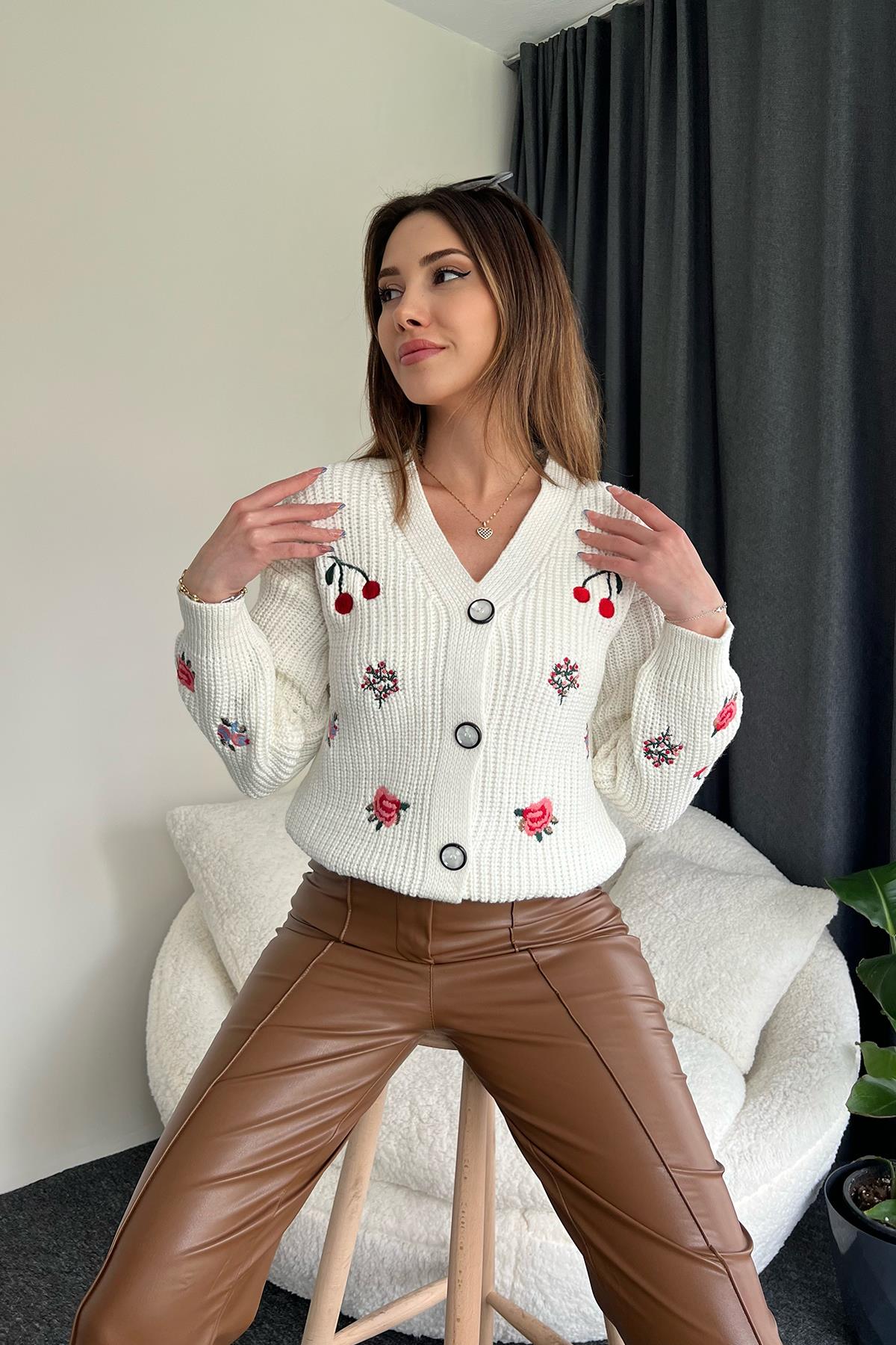 KIRSCH- UND BLUMENBESTICKTER CARDIGAN