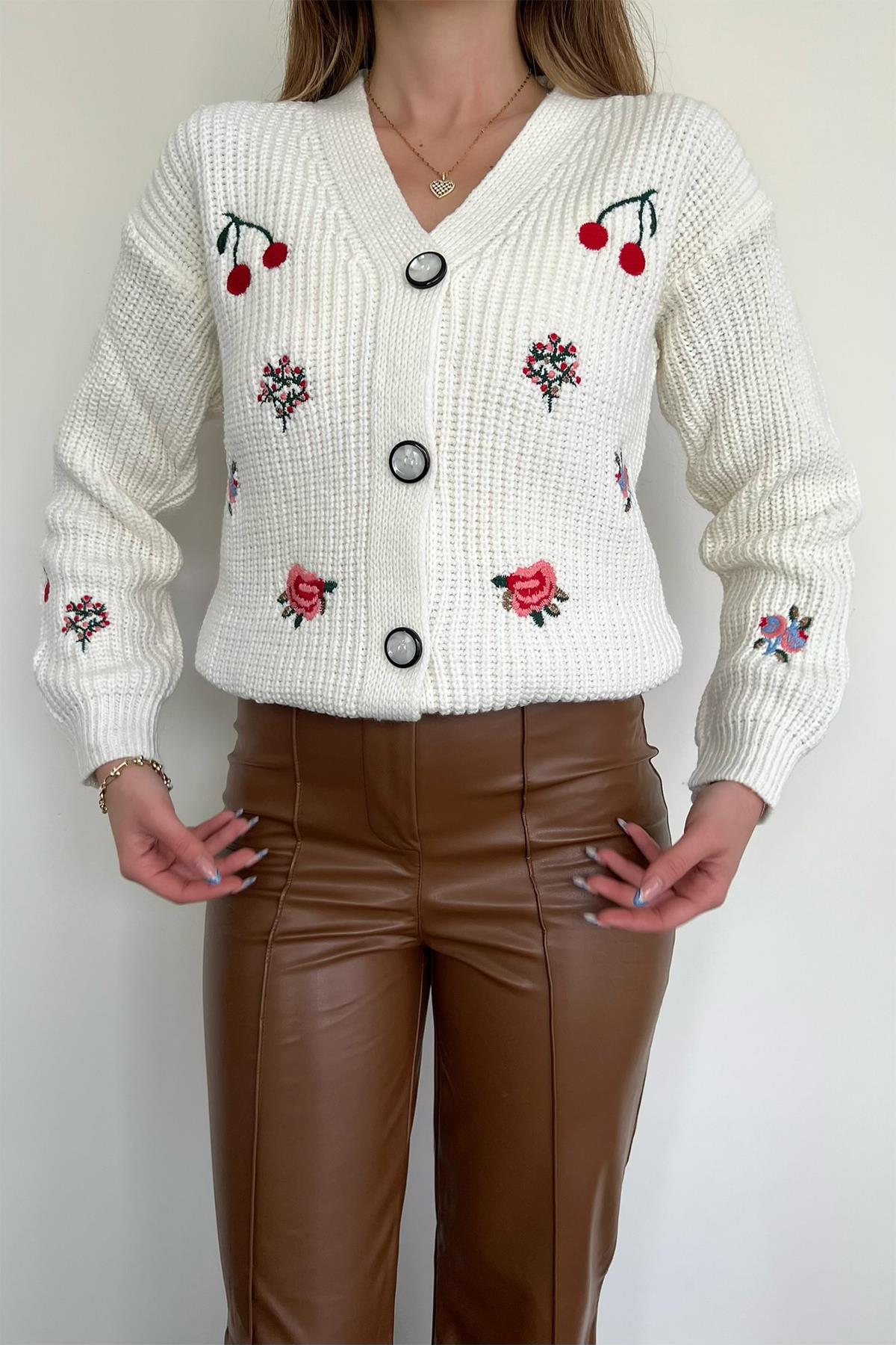 KIRSCH- UND BLUMENBESTICKTER CARDIGAN