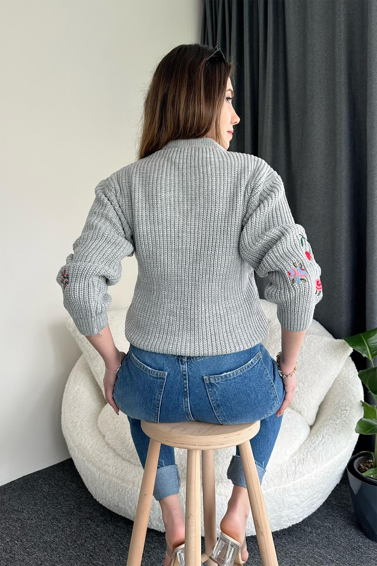 KIRSCH- UND BLUMENBESTICKTER CARDIGAN
