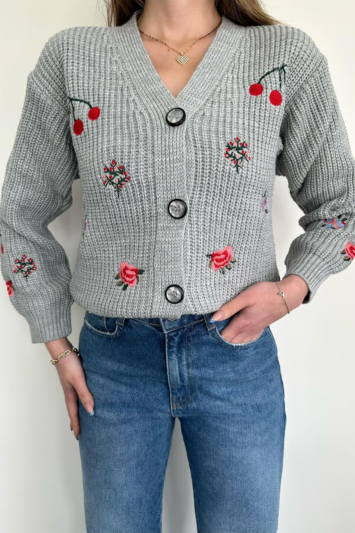 KIRSCH- UND BLUMENBESTICKTER CARDIGAN