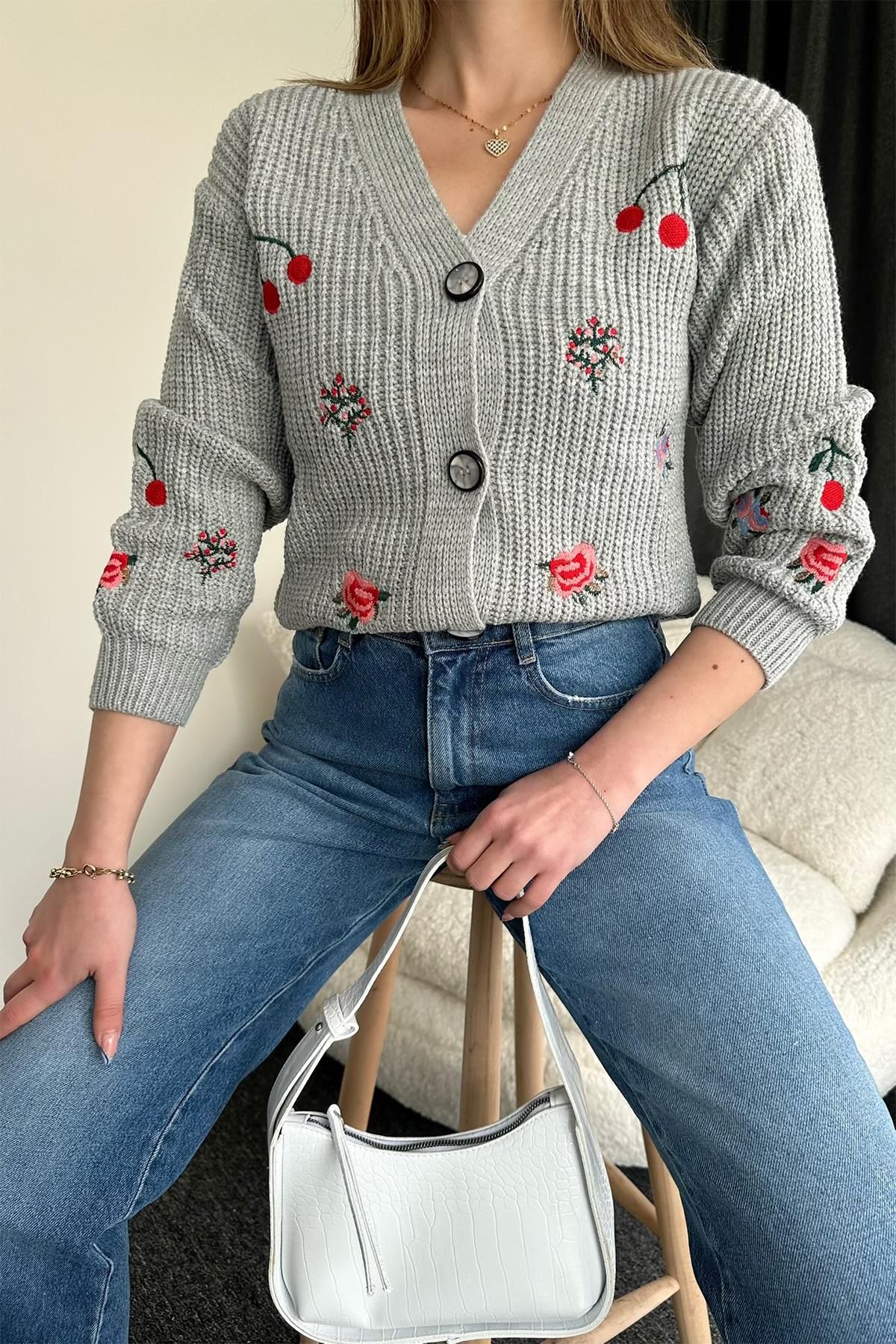 KIRSCH- UND BLUMENBESTICKTER CARDIGAN